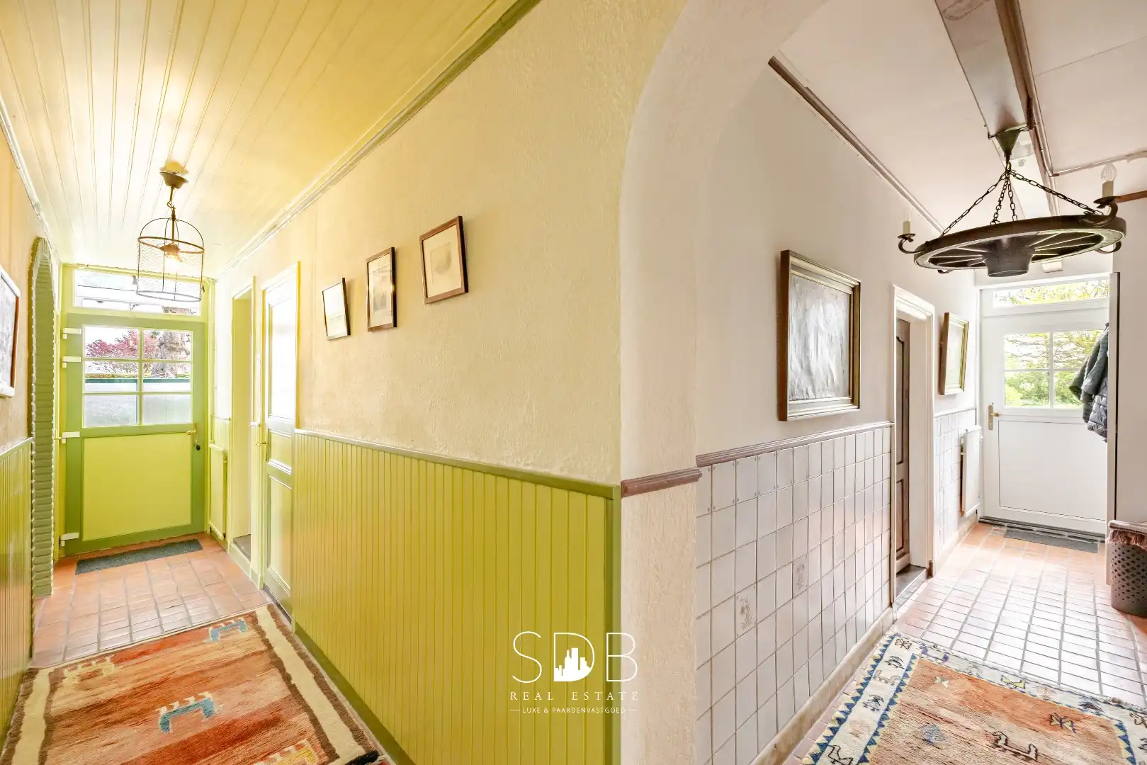 Landelijke woning met authentiek gastenhuis, stalgebouw, graslanden en buitenpiste op 20.285m² foto 6