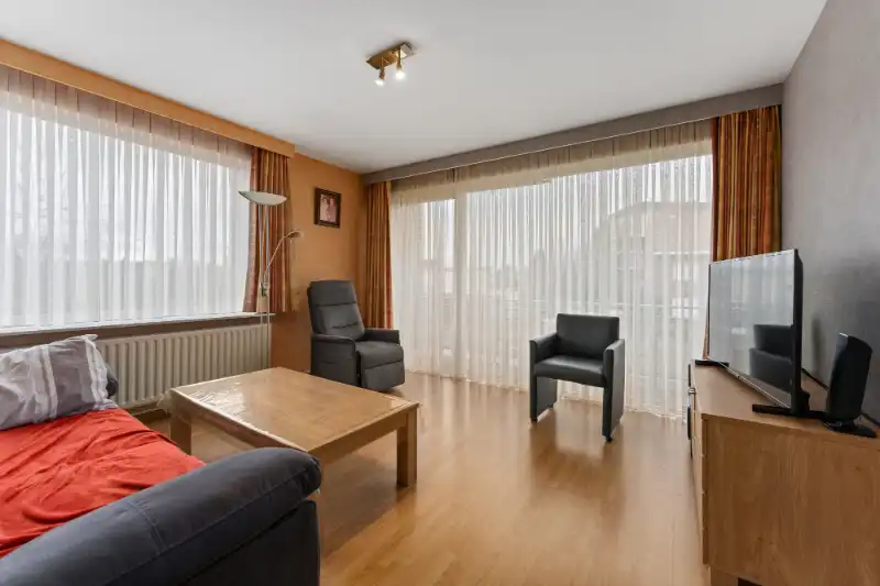 Roeselare : Instapklaar en ruim gerenoveerd appartement op toplocatie ! foto 3