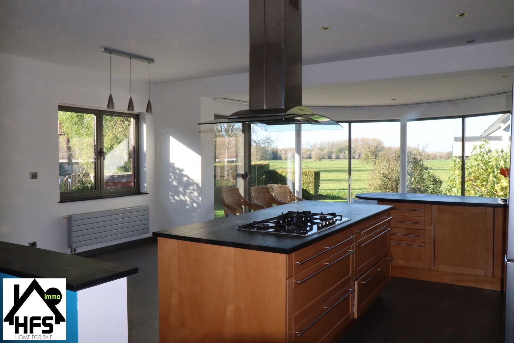 Ruime op te frissen villa met zicht op de weides met tof bijgebouw foto 11