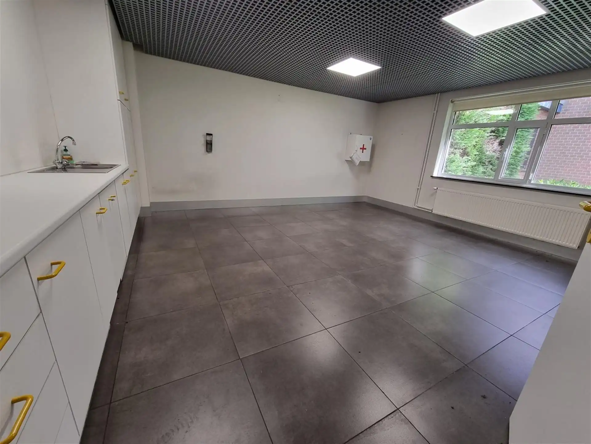 Kantoorgebouw met magazijnruimte, bruto vloeropp 1770 m² op een perceel gelegen van 49a85ca. foto 11