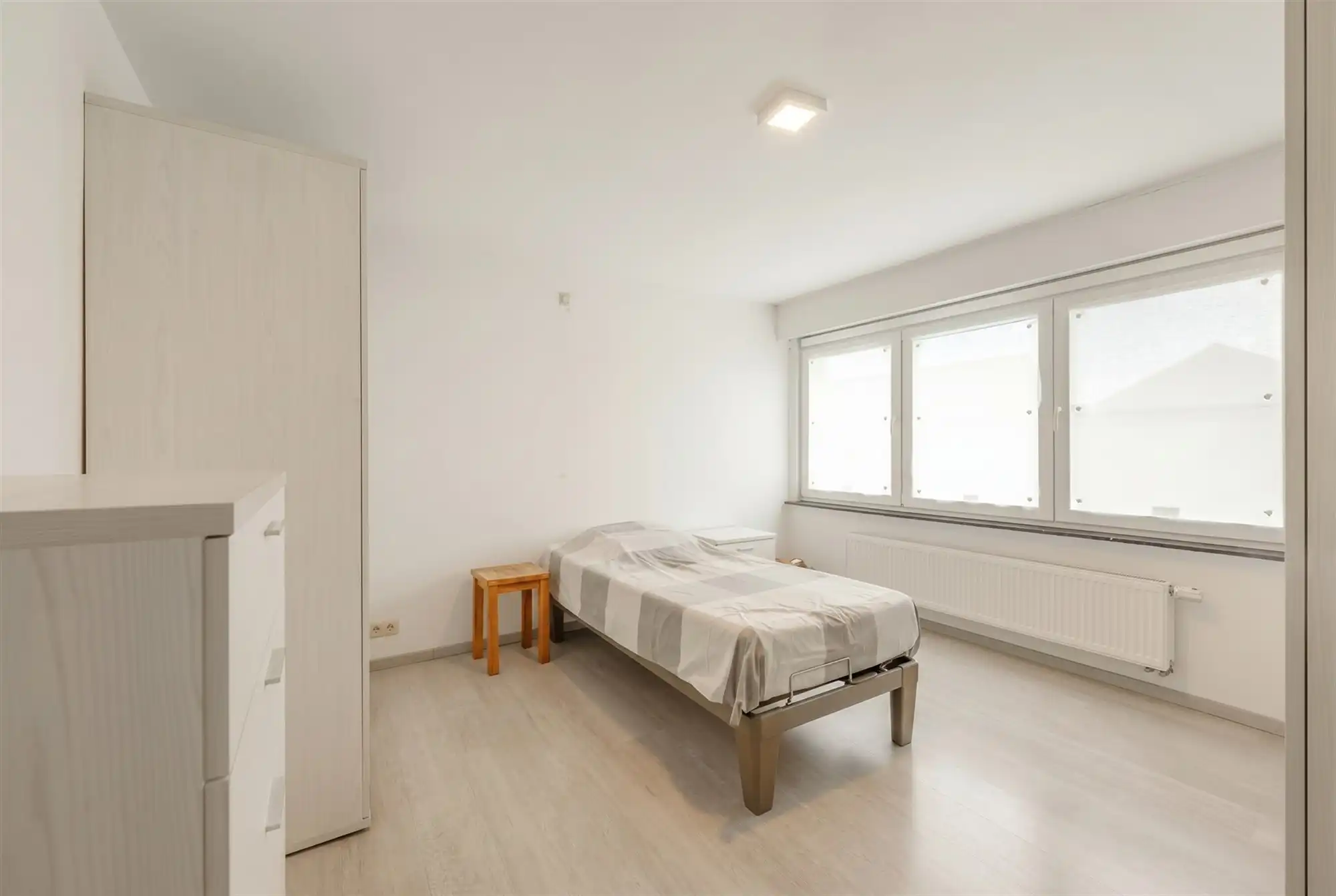 Halfopen woning met 4 slaapkamers, garage en zongerichte tuin foto 12