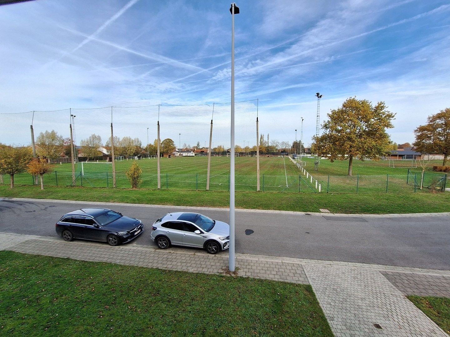 Halfopen woning met grote tuin in een rustige buurt foto 15