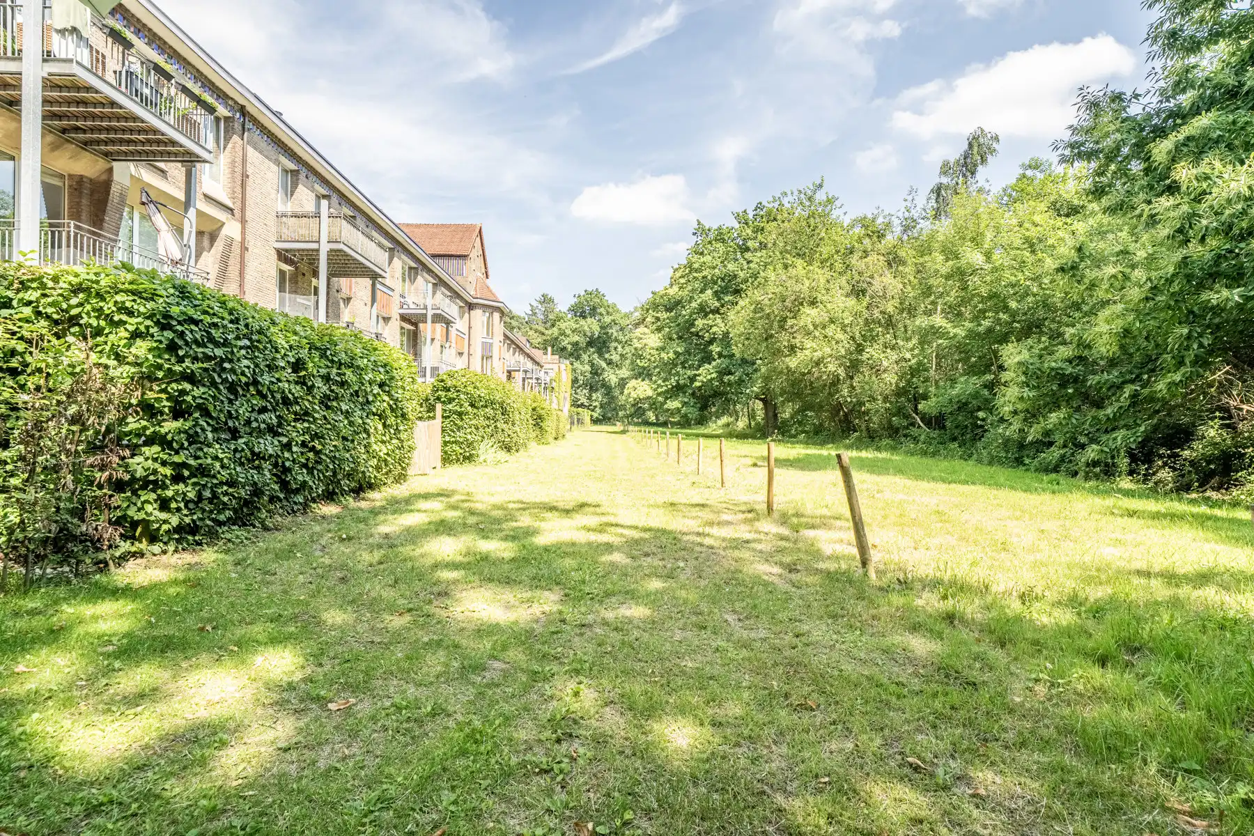 Gelijkvloers erfgoedappartement met tuin in Halle foto 23