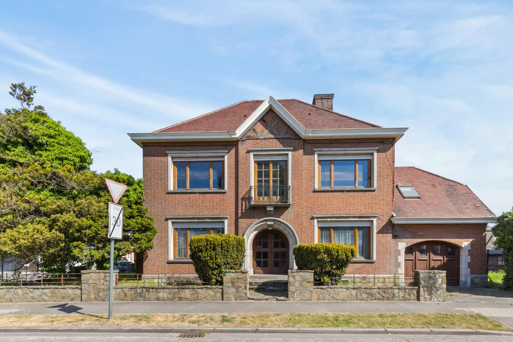 Zeer ruime te renoveren burgerwoning in Brugge! foto 2