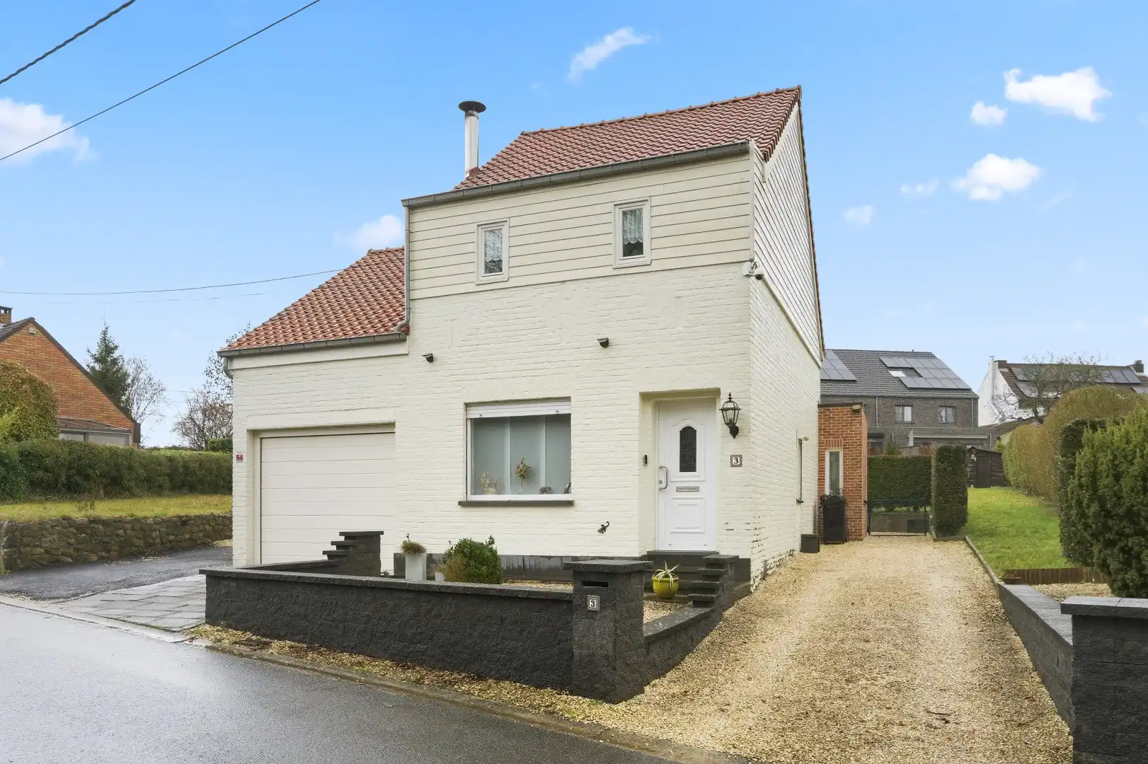 Hoofdfoto van de publicatie: Zeer goed gelegen open bebouwing met 2 zeer ruime slaapkamers, garage en aangelegde tuin met terras