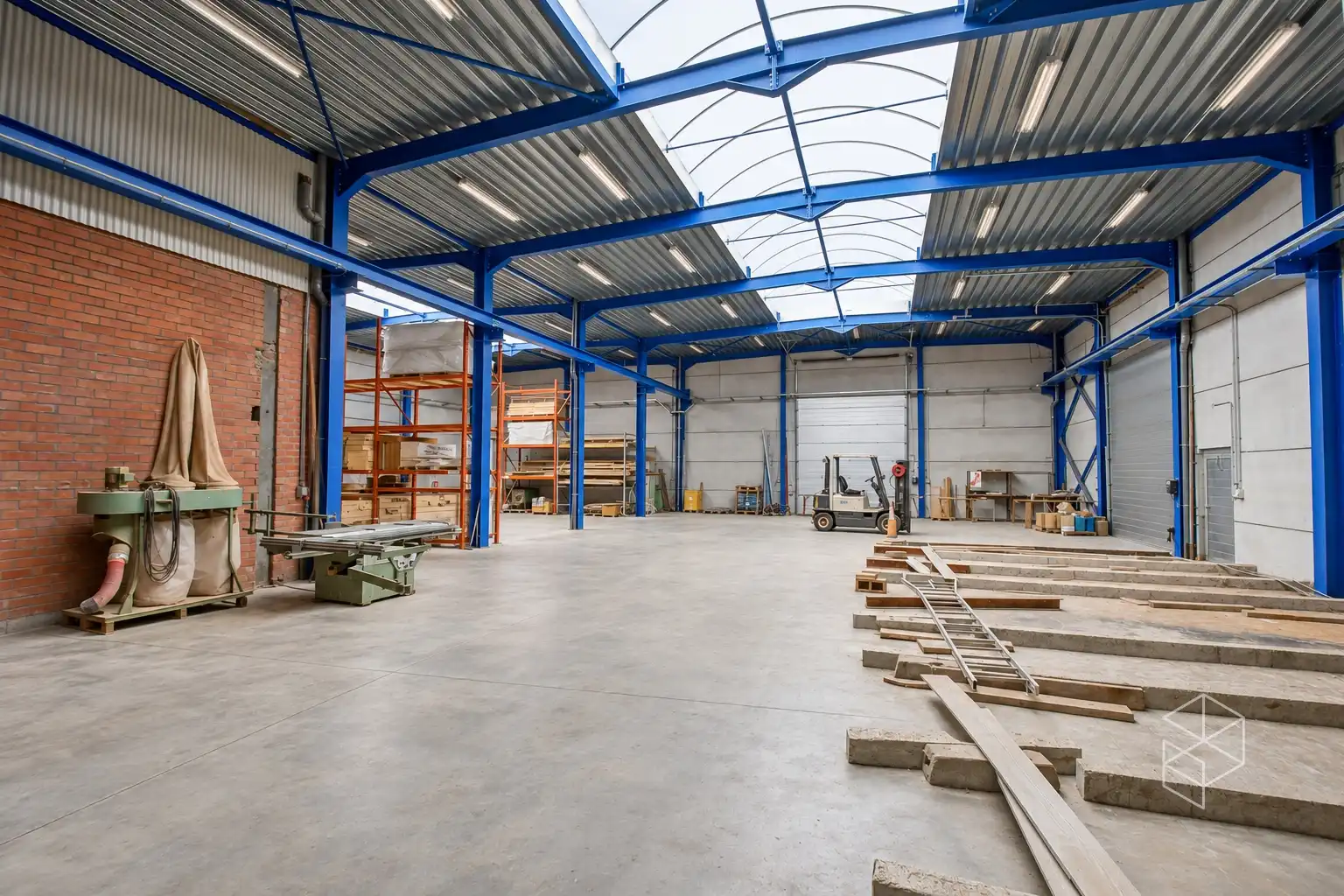 Grote loods met burelen, 3 garages, ruime buitenruimte en woning te koop in Hertsberge foto 6