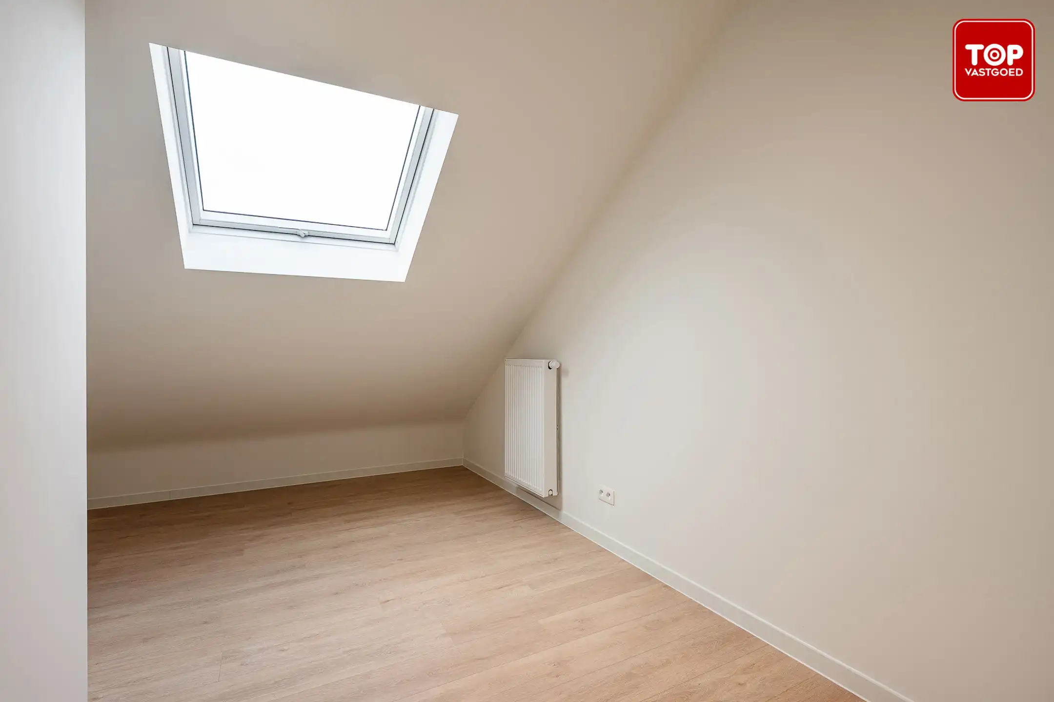 Totaal gerenoveerde woning met 3 slaapkamers, tuin en garage.  foto 19