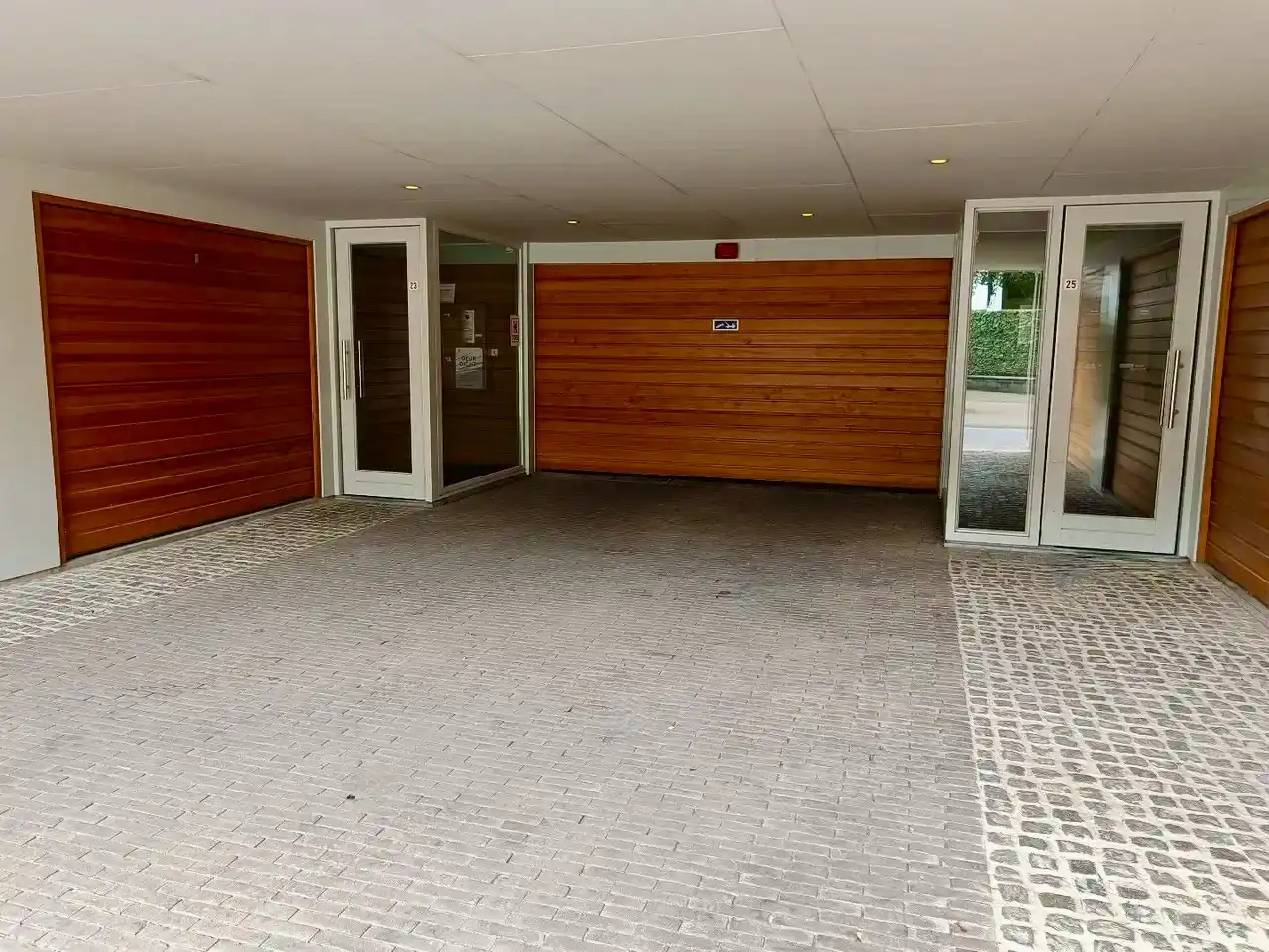 Garagebox  vlakbij het Driehoeksplein op enkele stappen van de Zeedijk en de Dumortierlaan foto 2
