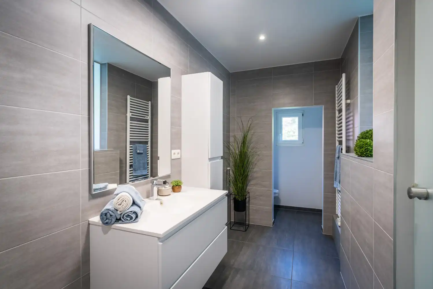 Stijlvol gerenoveerd appartement met hoge plafonds, 2 slpks vlak bij zee te koop in Oostende foto 18