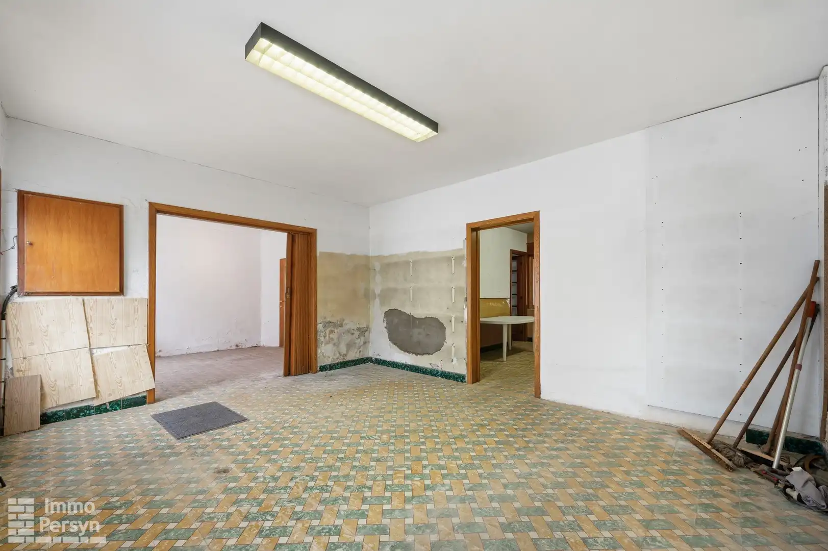 Te renoveren woning met zuidtuin en achteringang met garages foto 4