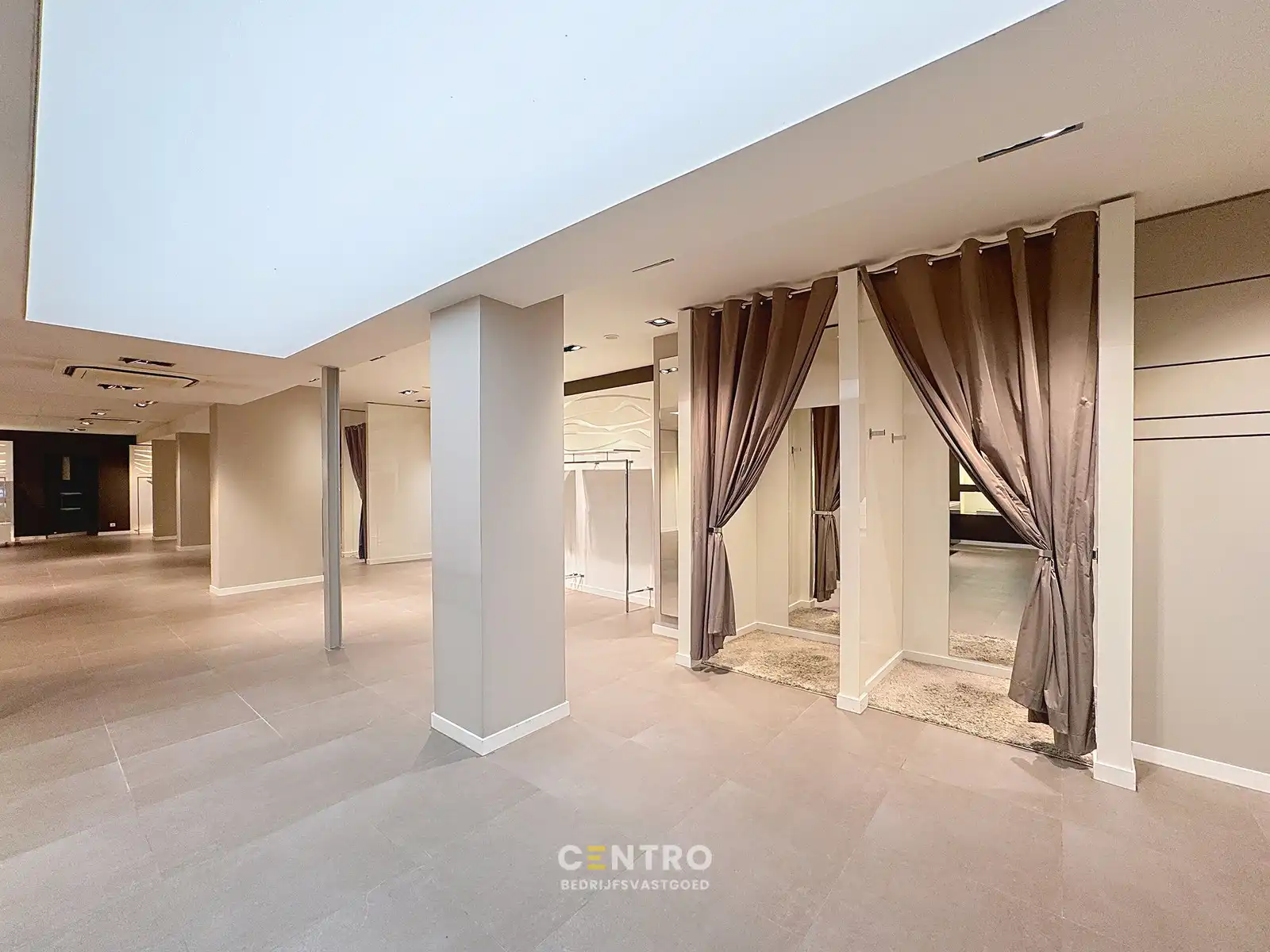 Handelsgelijkvloers op TOPligging (Grote Markt/Ooststraat) te Roeselare! foto 9