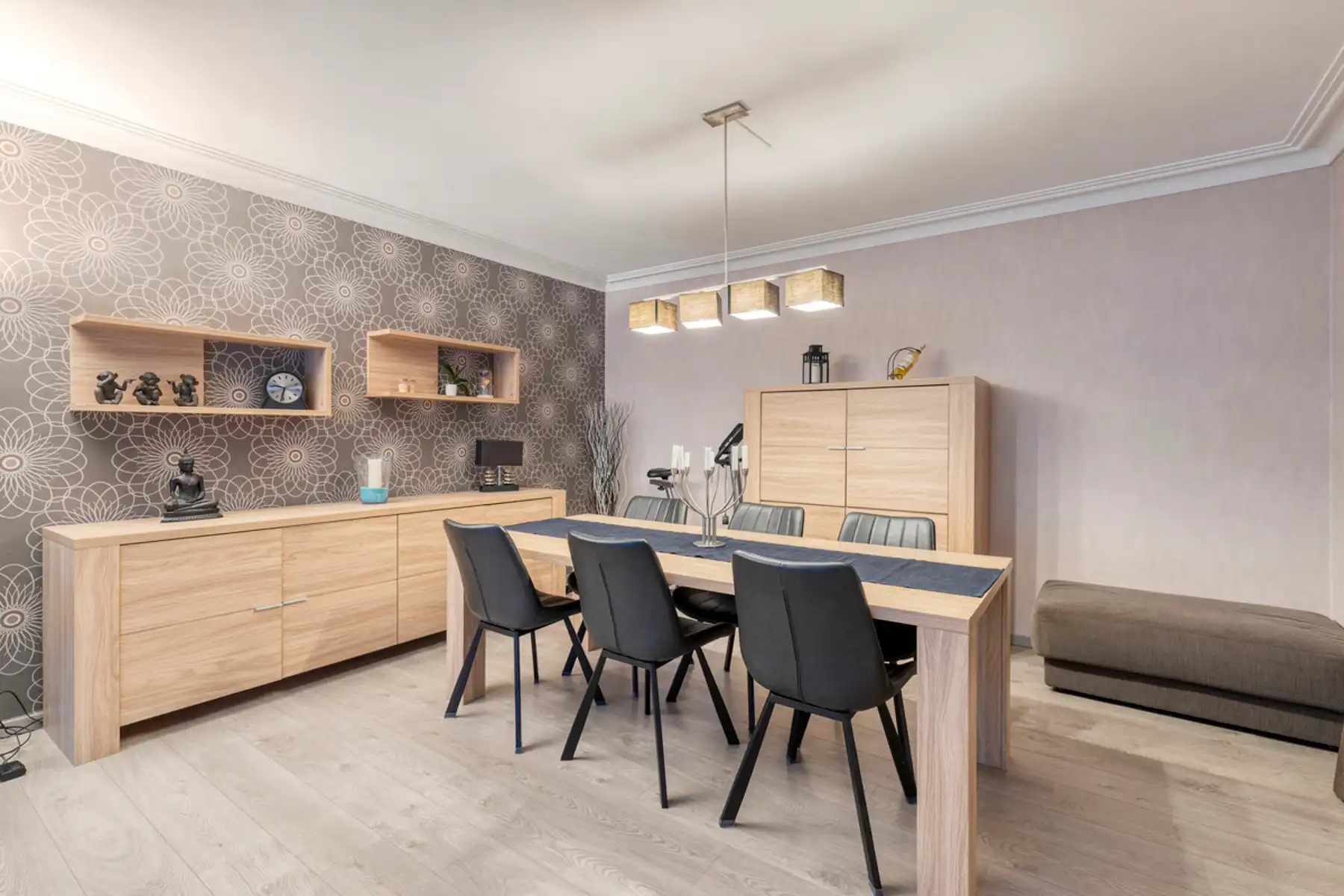 Leemans Immobiliën biedt u dit instapklare gelijkvloers appartement aan, gelegen op een uitstekende centrale locatie in het hart van Zellik foto {{pictureIndex}}