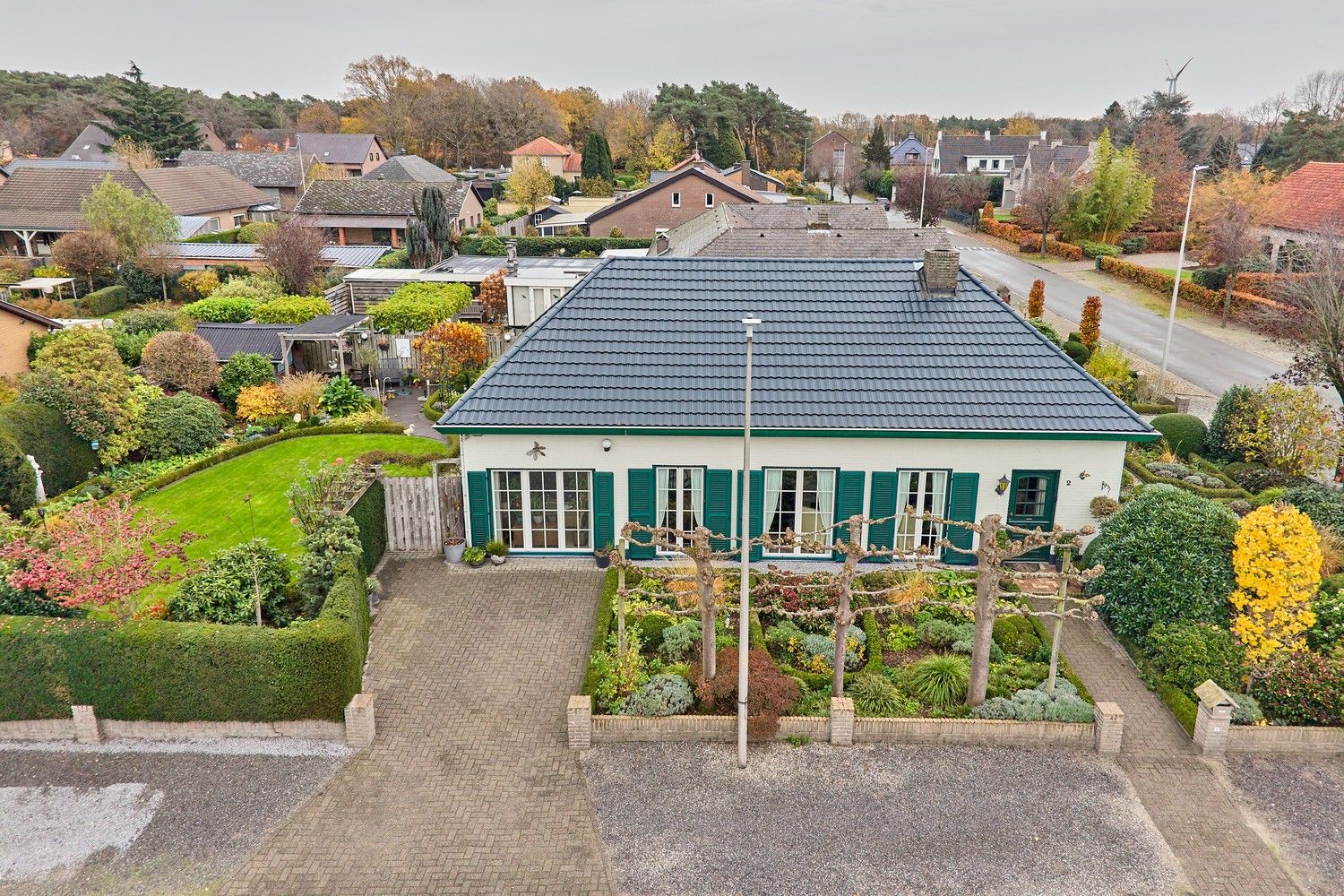 Gezellige en goed onderhouden bungalow met praktische bovenverdieping op fraai aangelegd perceel foto {{pictureIndex}}