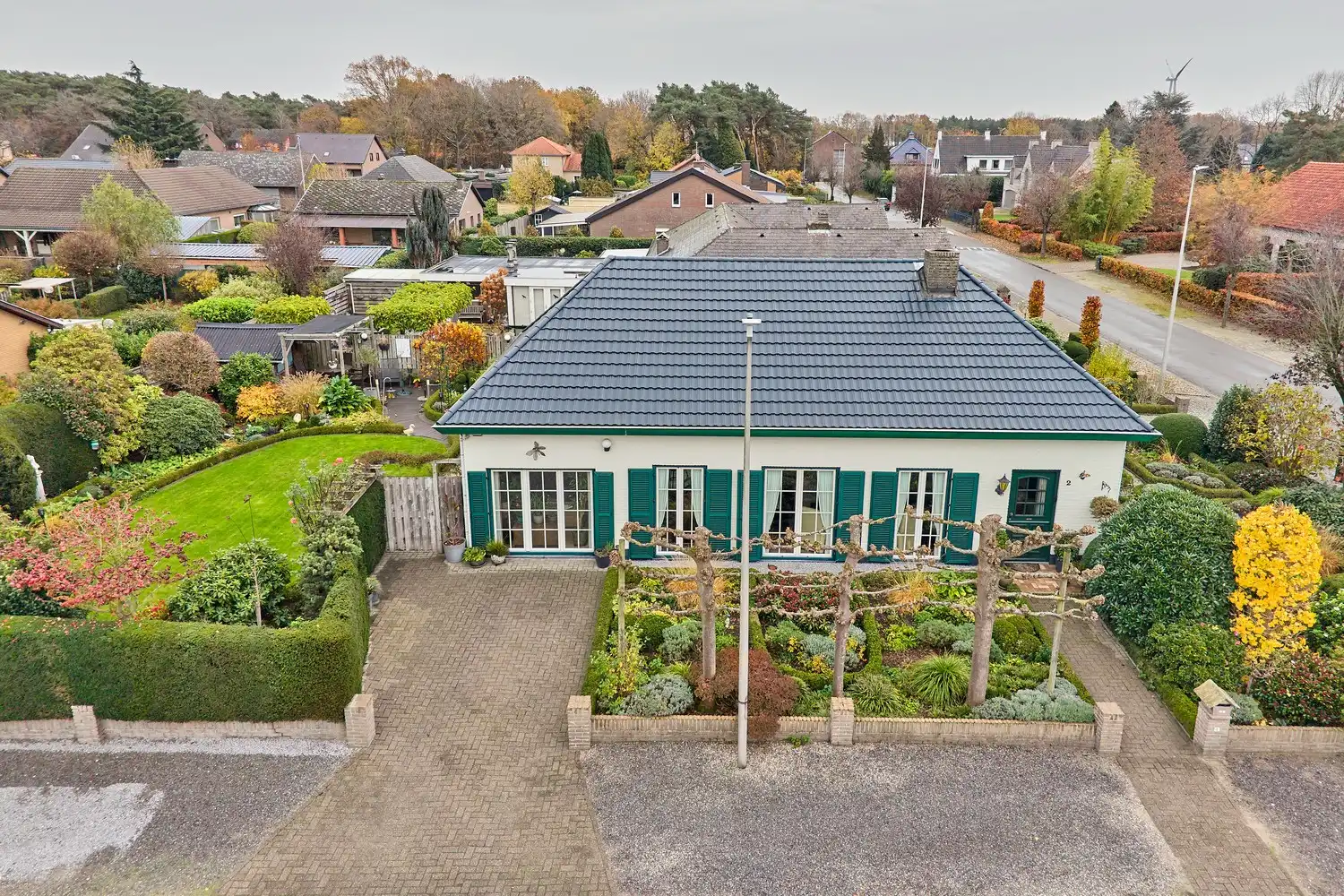 Gezellige en goed onderhouden bungalow met praktische bovenverdieping op fraai aangelegd perceel foto {{pictureIndex}}