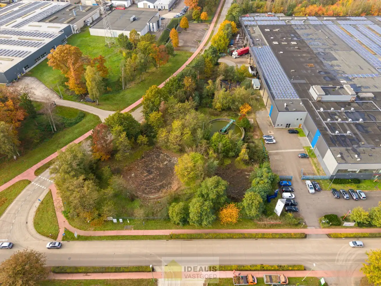 IDEALIS VASTGOED – GUNSTIG GELEGEN INDUSTRIEGROND MET EEN OPPERVLAKTE VAN 51 ARE 17 CENTIARE (5.117M²) LANGS DE SIEMENSLAAN EN VILVERTSTRAAT, DILSEN-STOKKEM – Deze industriegrond is strategisch gelegen op het industrieterrein van Lanklaar en geniet bovendien een uitstekende bereikbaarheid dankzij de nabijheid van de N75 en de autosnelweg E314 en is tevens vlakbij de waterweg de Zuid-Willemsvaart gelegen. foto 2