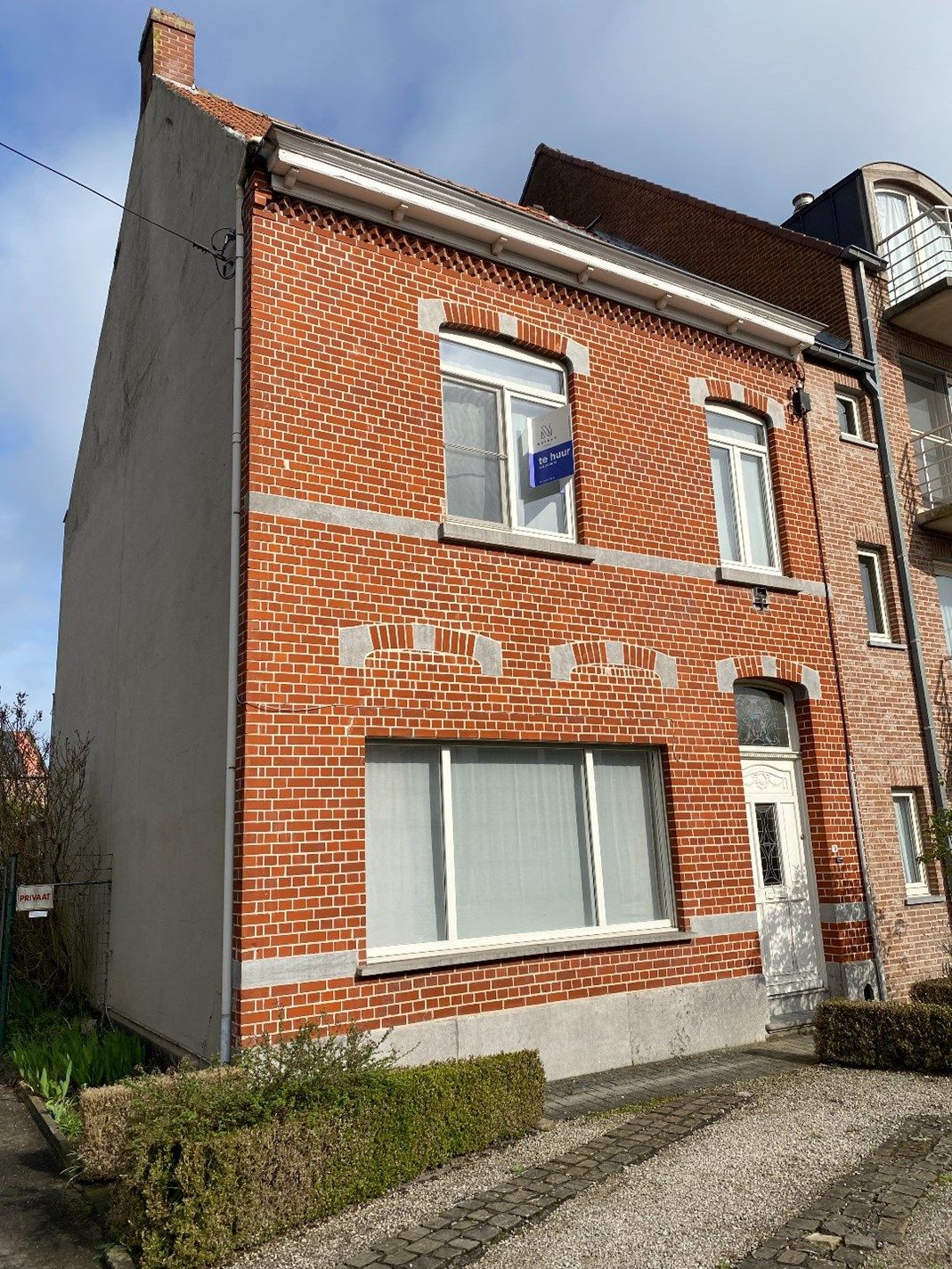 Centraal gelegen woning met 3 à 4 slks te Kuurne met oprit en tuin. foto {{pictureIndex}}