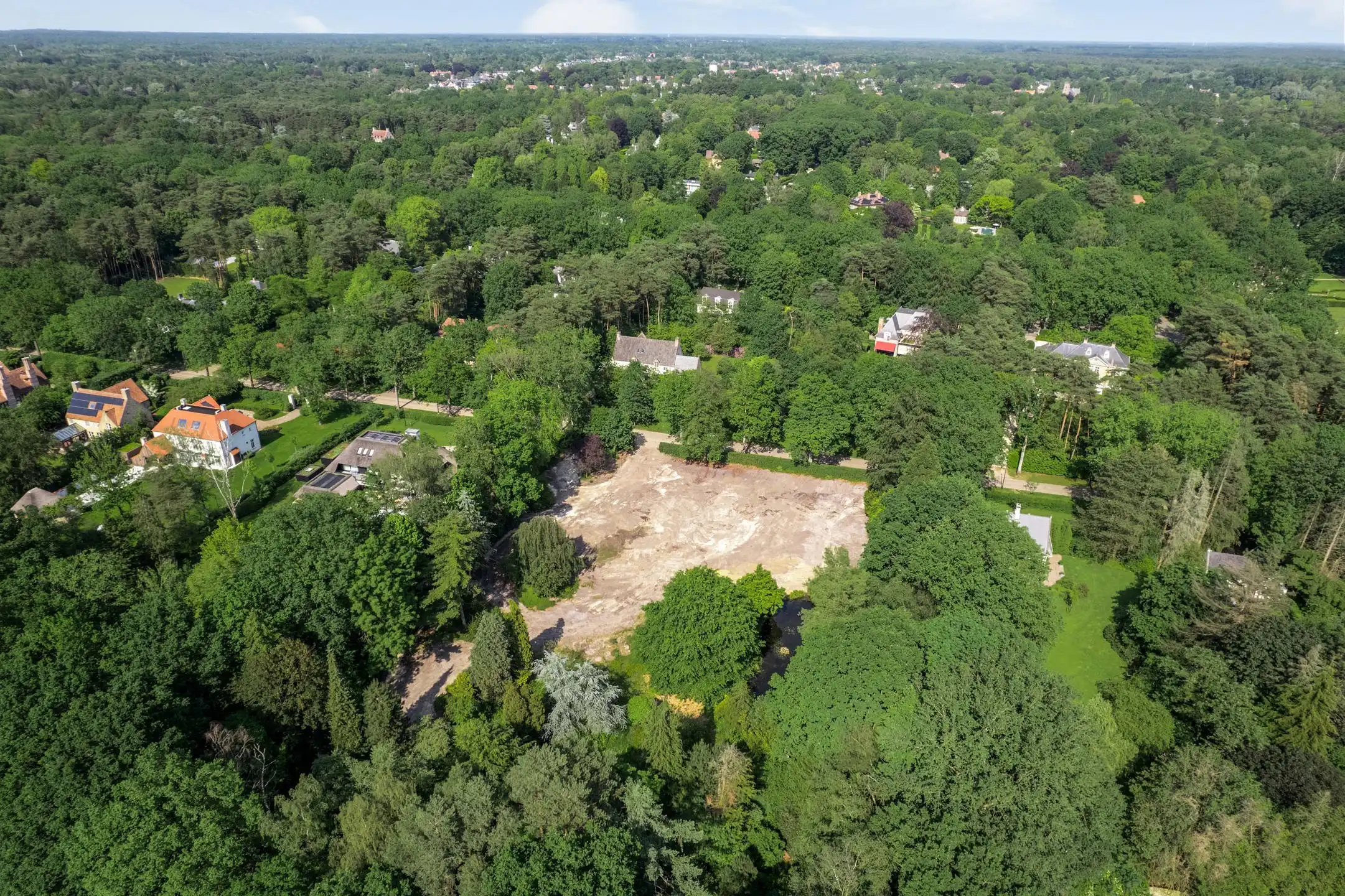 Exclusieve bouwgrond in één van de mooiste lanen van Schilde foto {{pictureIndex}}