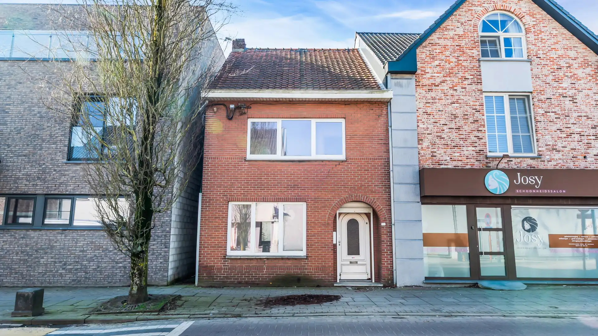 TE RENOVEREN WONING MET VEEL MOGELIJKHEDEN OP GUNSTIGE LOCATIE! foto 2