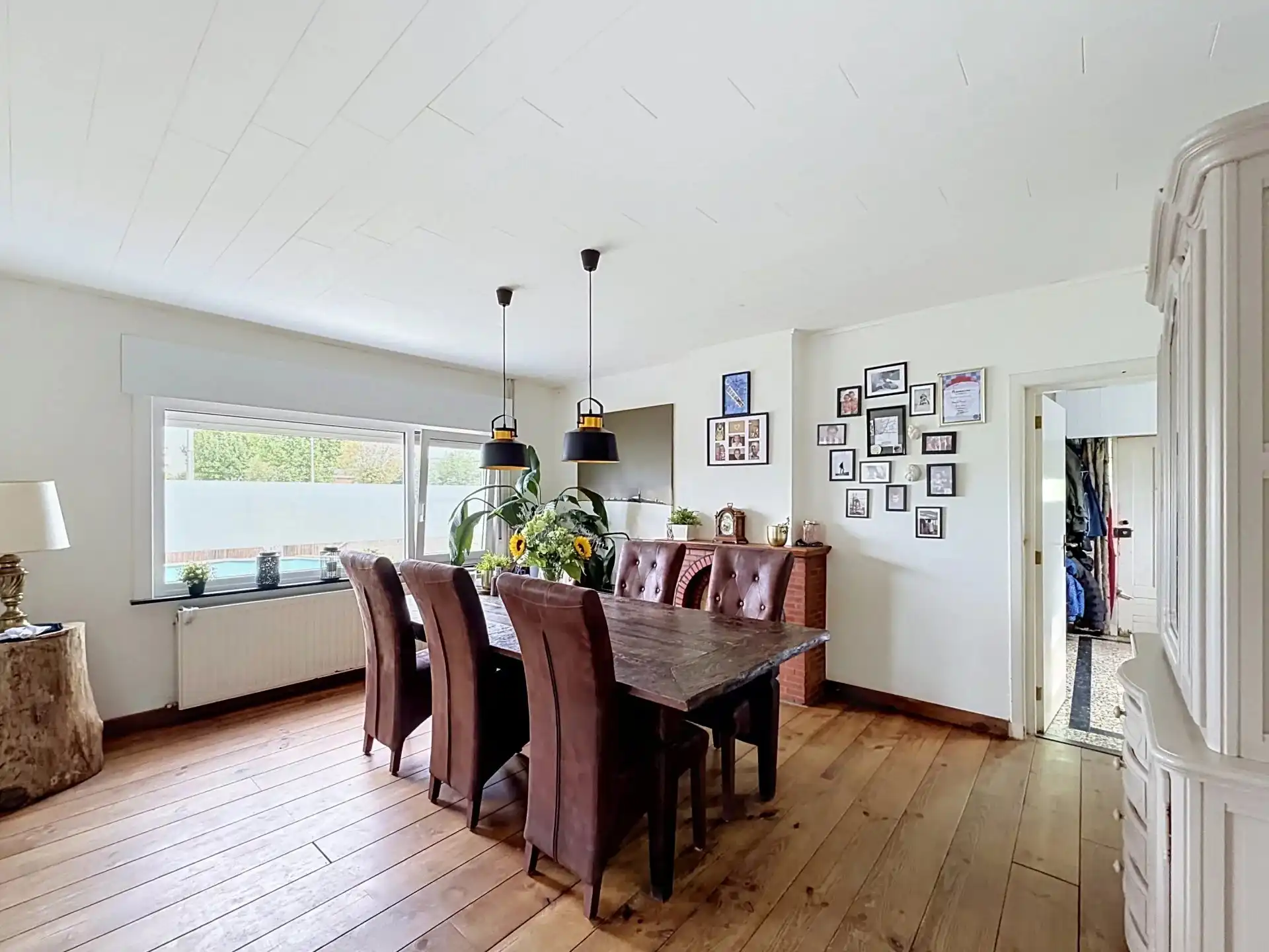 Ruime open bebouwing met 4 slaapkamers, garage en grote tuin. foto 6