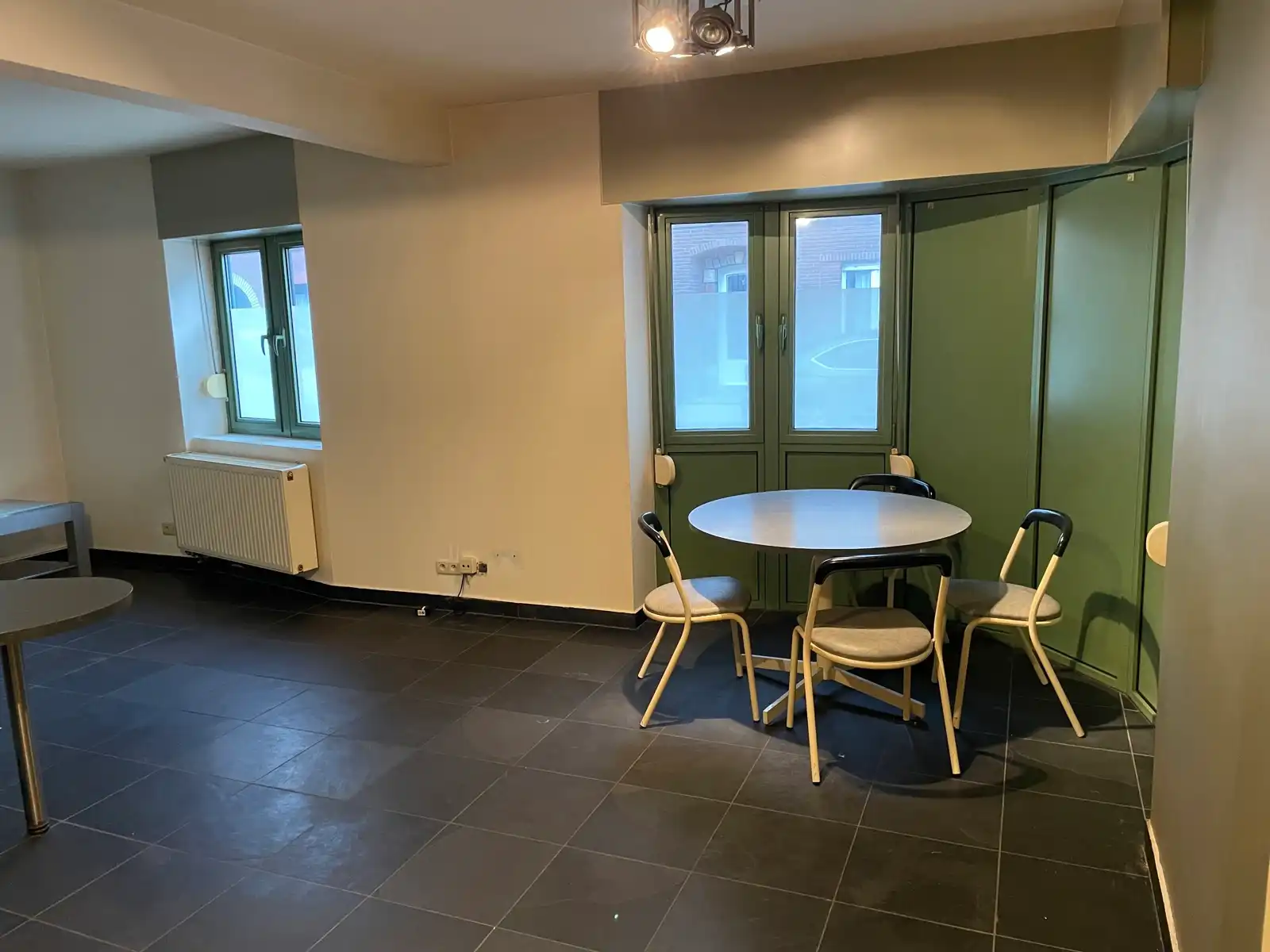 Leemans Immobiliën biedt u deze aangename gelijkvloerse studio aan, gelegen in het hart van het bruisende centrum van Asse. foto 3