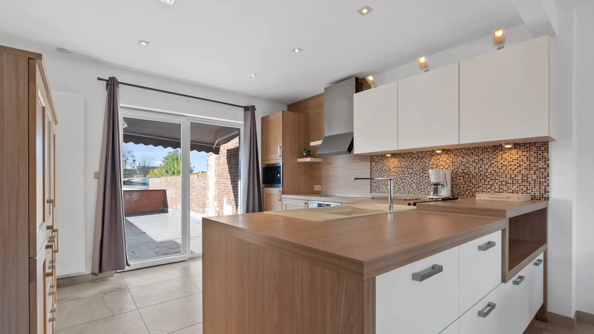 Wonen boven je zaak? Ontdek deze instapklare opportuniteit in het hart van Maasmechelen foto 18