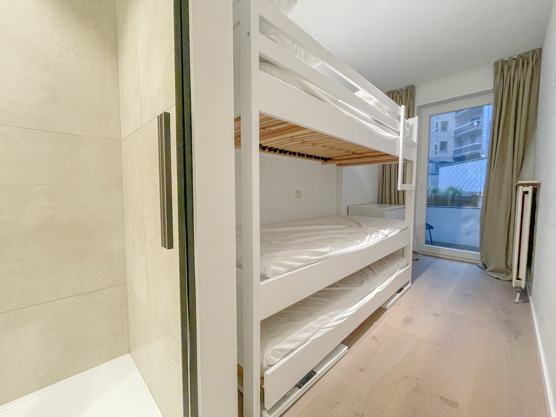 Stijlvol gerenoveerd appartement gelegen op een boogscheut van de zee. foto 17