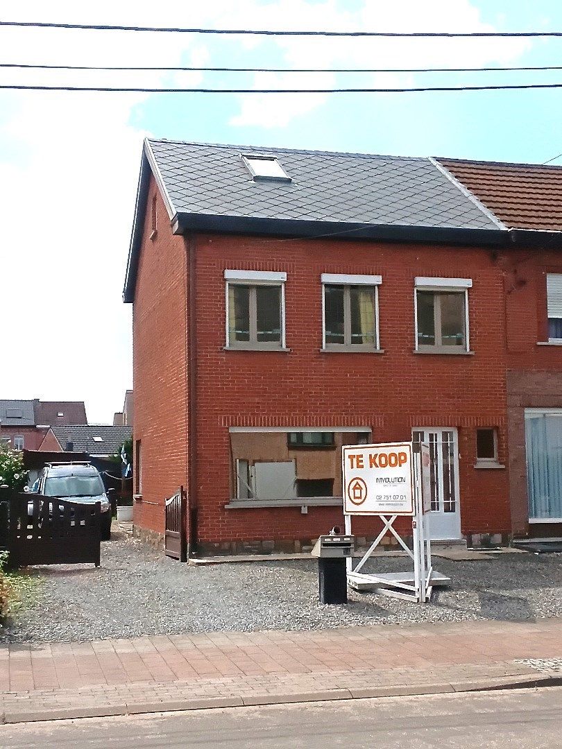 Hoofdfoto van de publicatie: Te renoveren 3-gevelwoning met ruime oprit en tuin.