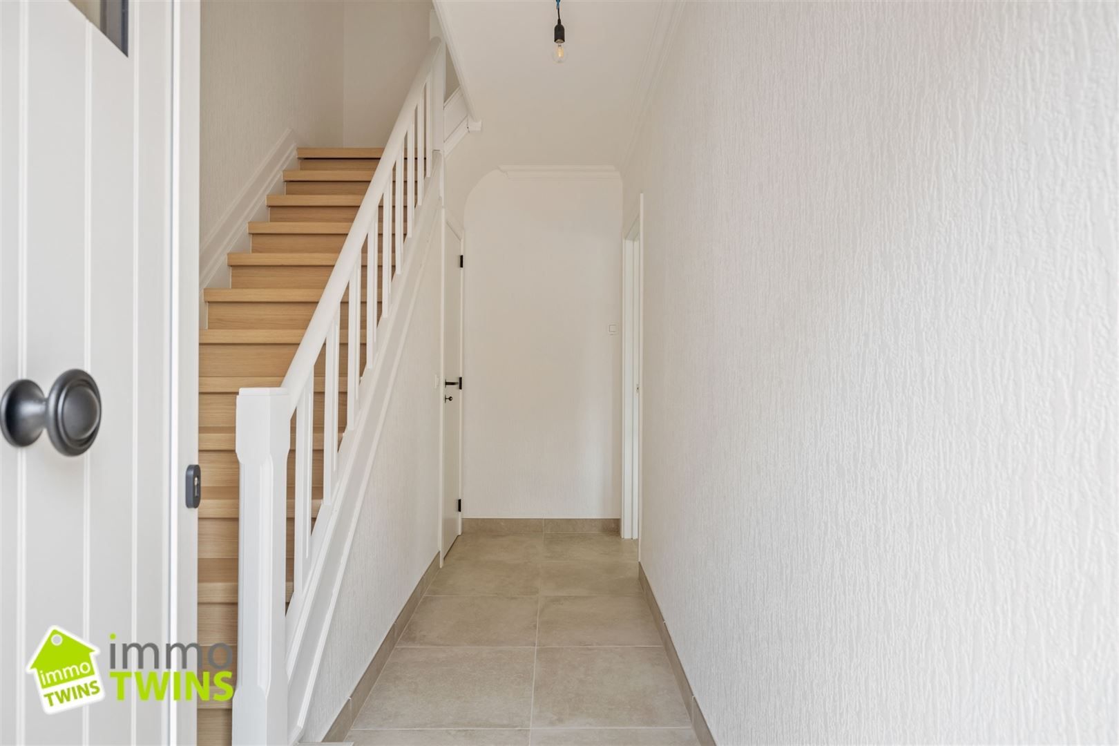 Volledig gerenoveerde halfopen woning met garage in het hart van Kemzeke foto 3