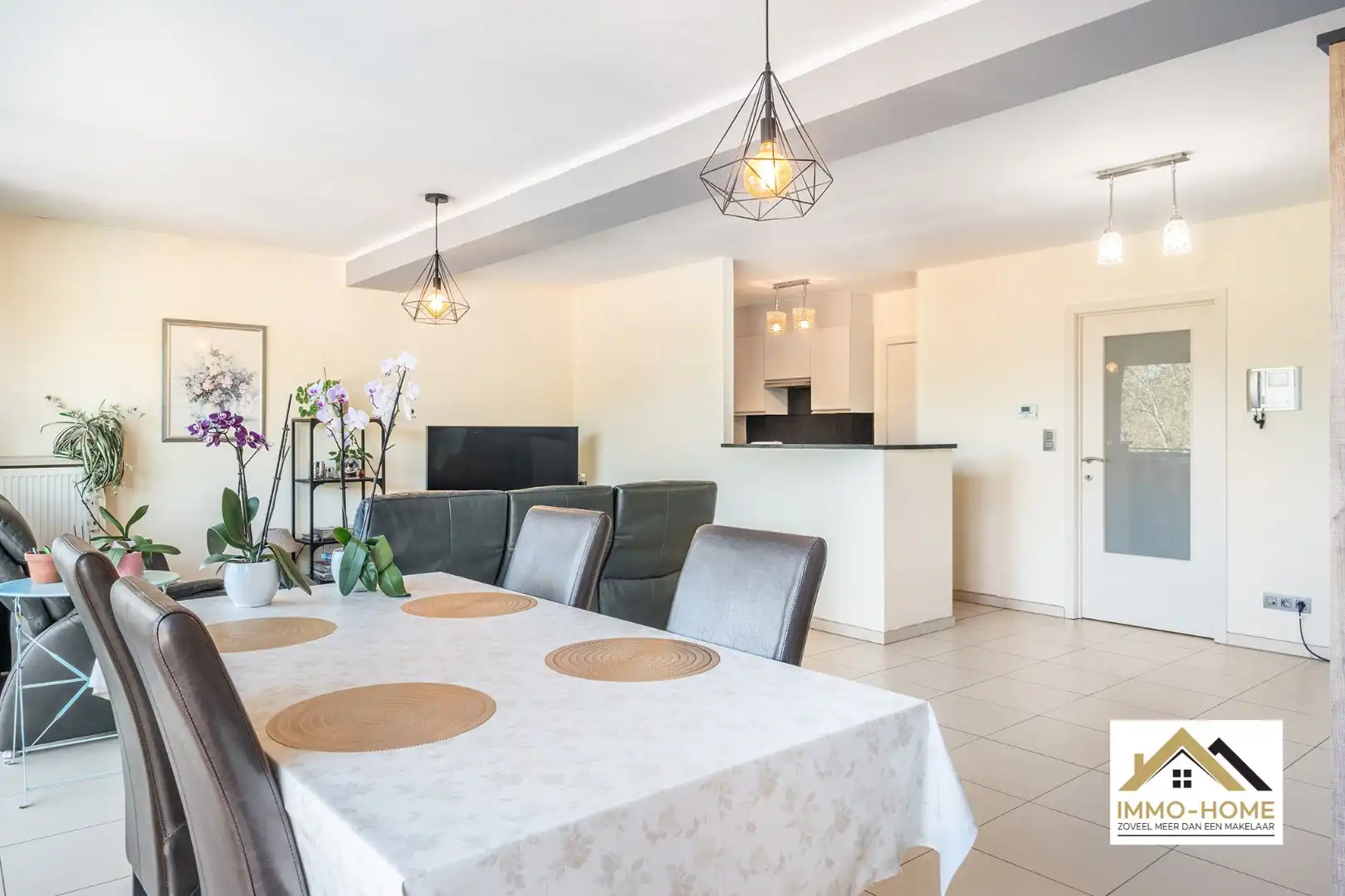 Instapklaar ruim appartement met autostaanplaats foto 4