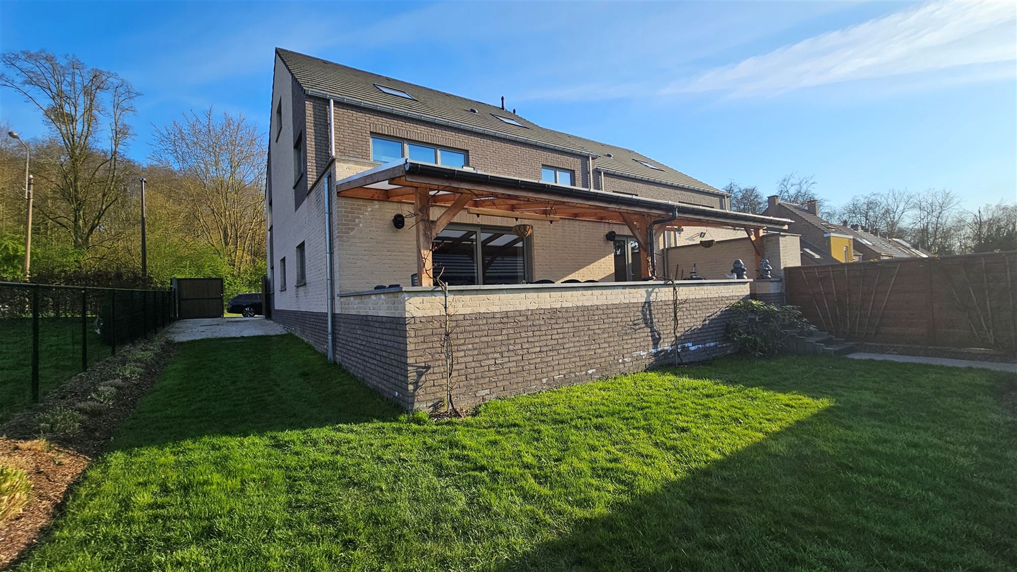 Aangename en recente woning (2022) met mooie tuin foto 35