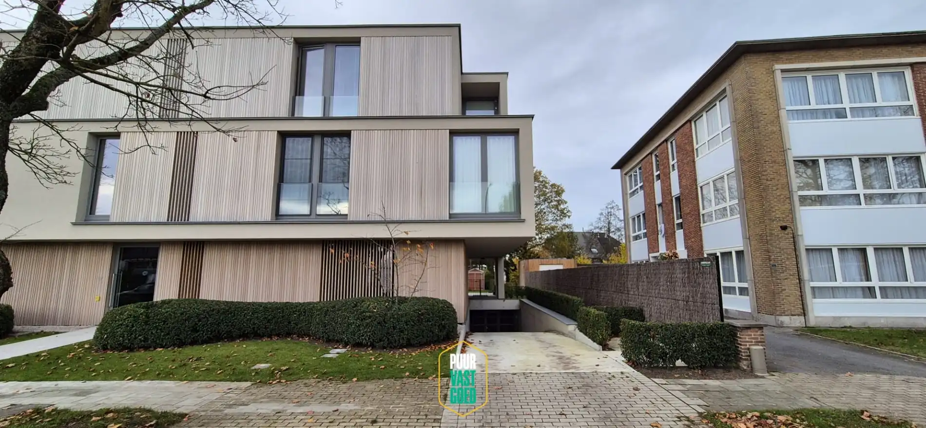 Garageboxen in een recente residentie te Sint-Andries foto {{pictureIndex}}