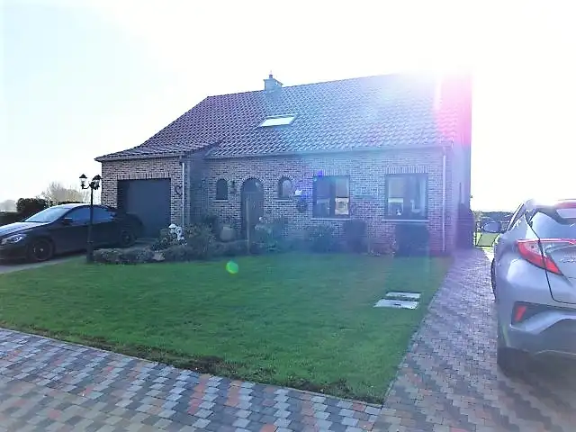 Villa-Landhuis met 4 slpkrs, bureel, 2 garages op 12 are foto {{pictureIndex}}