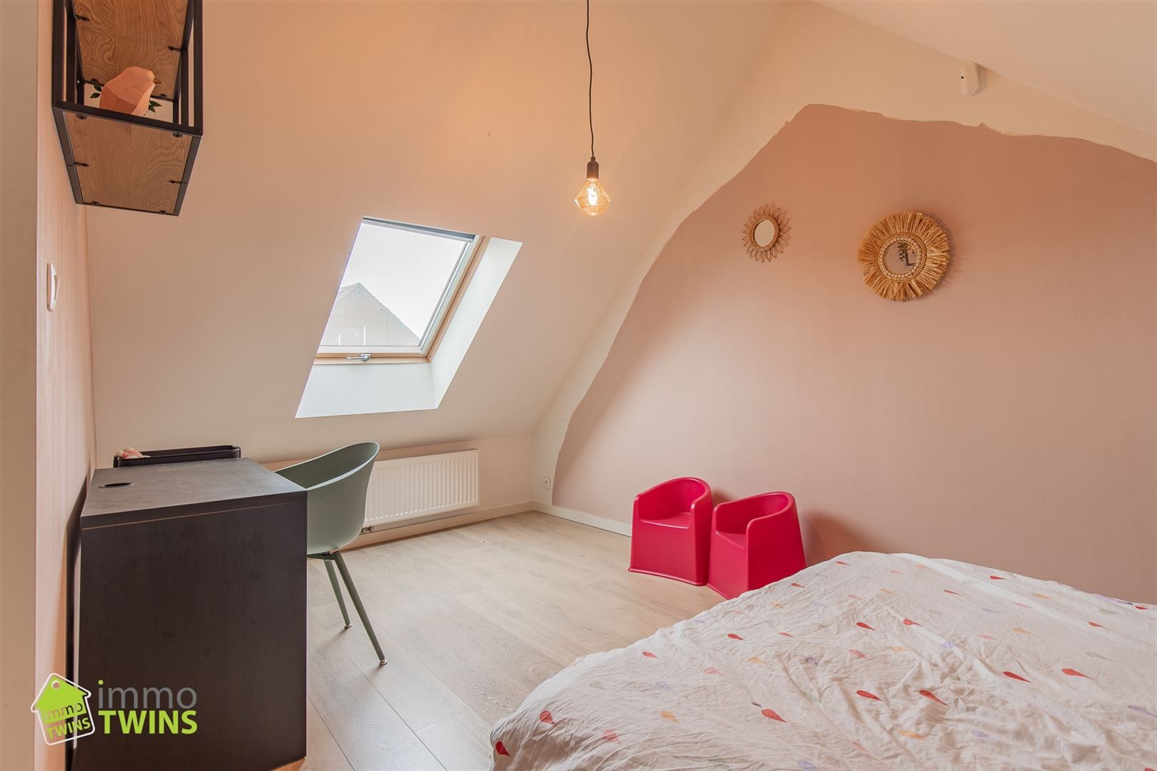 In een rustige maar toch centraal gelegen straat ontdekken we deze volledig instapklare, verrassend ruime en bijzonder energiezuinige woning foto 20