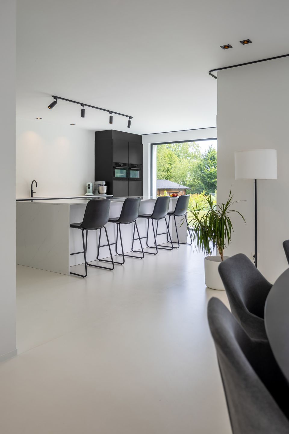 Moderne, recente villa met grote tuin en veel lichtinval foto 18
