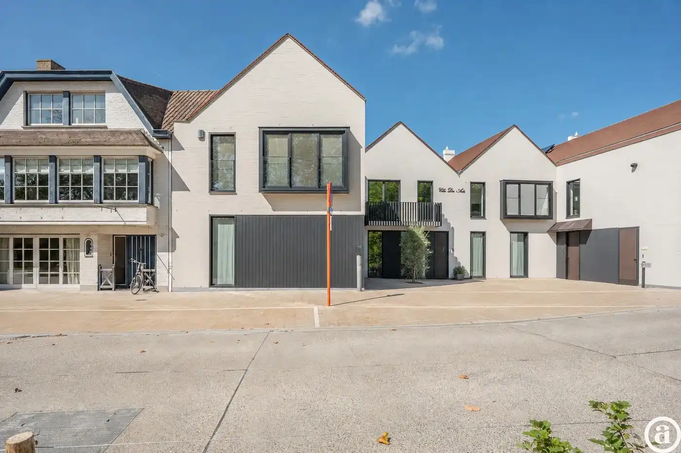 Recente woning aan het karaktervolle Oosthoekplein.          foto 28