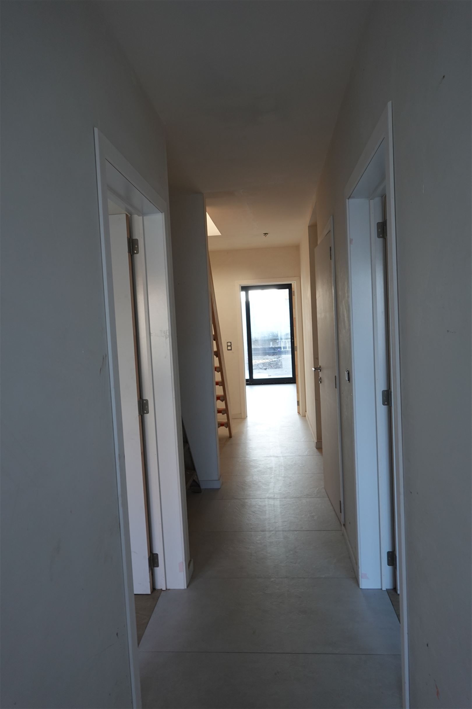 Volledig gerenoveerde, rustig gelegen woning met 4 slaapkamers. foto 2