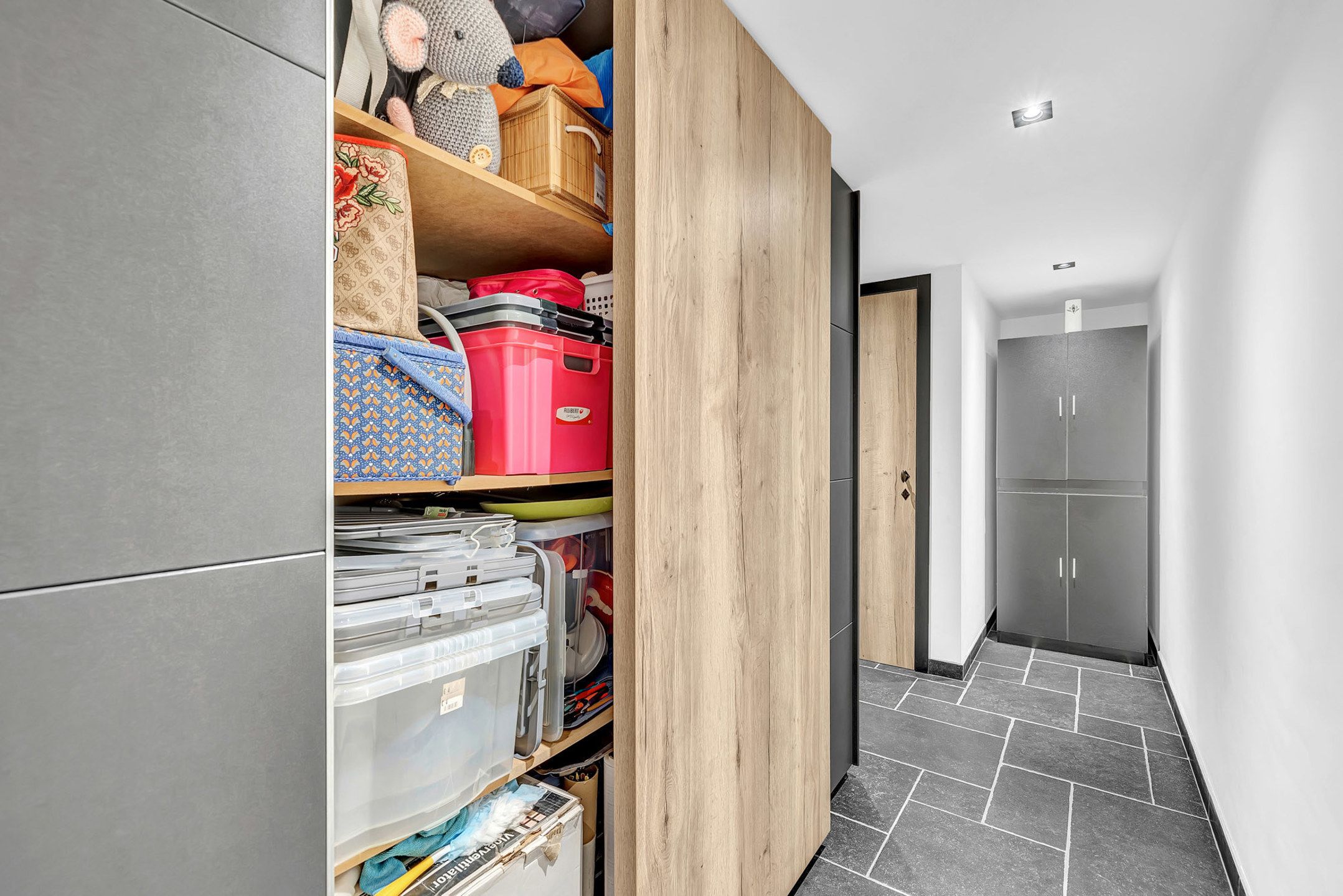 Instapklare woning met ruime garage en tuin foto 9