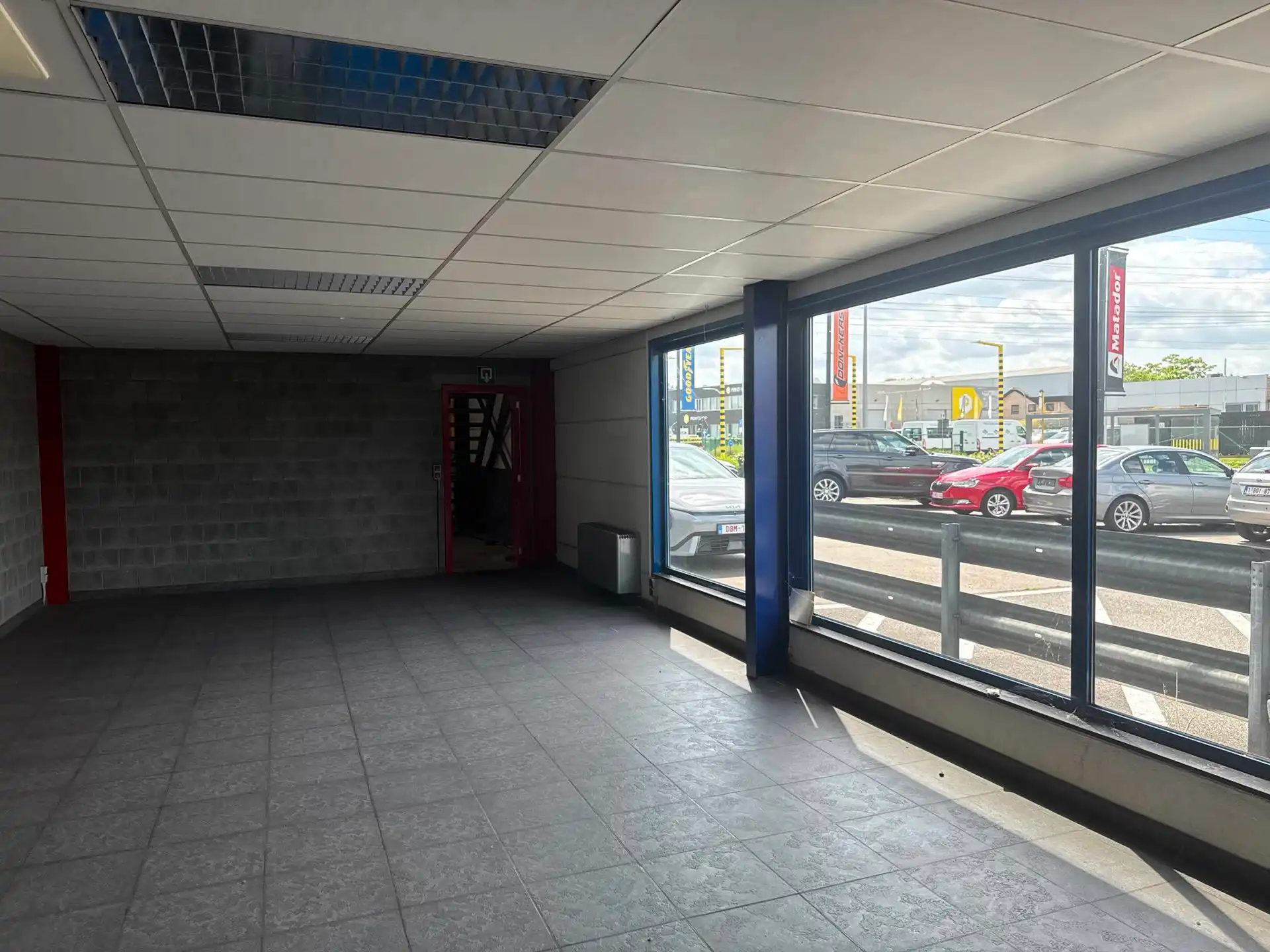 Magazijn 435m² met kantoren  te huur TTS-zone aan N16 in  Temse foto 5