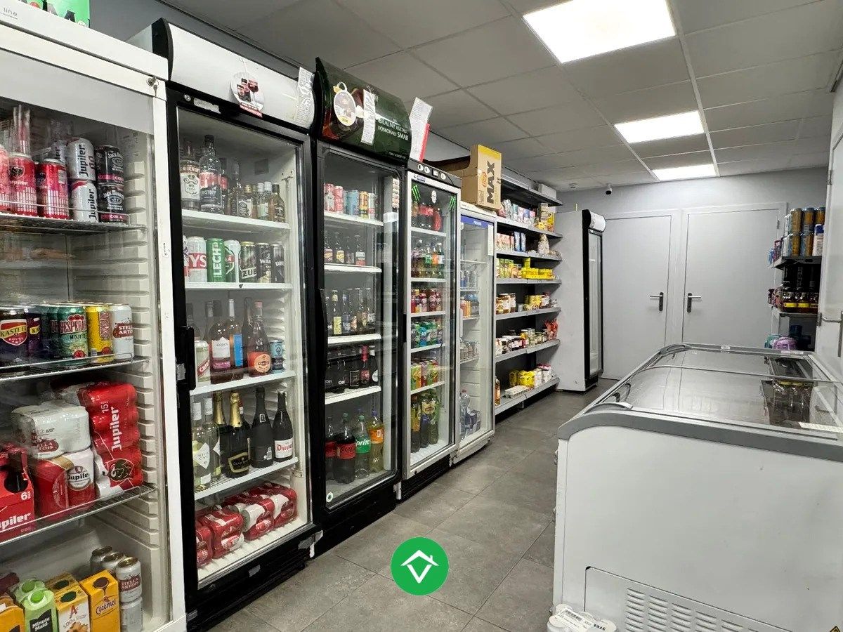 Centraal gelegen handelsruimte met 3 autostandplaatsen te Izegem foto 18