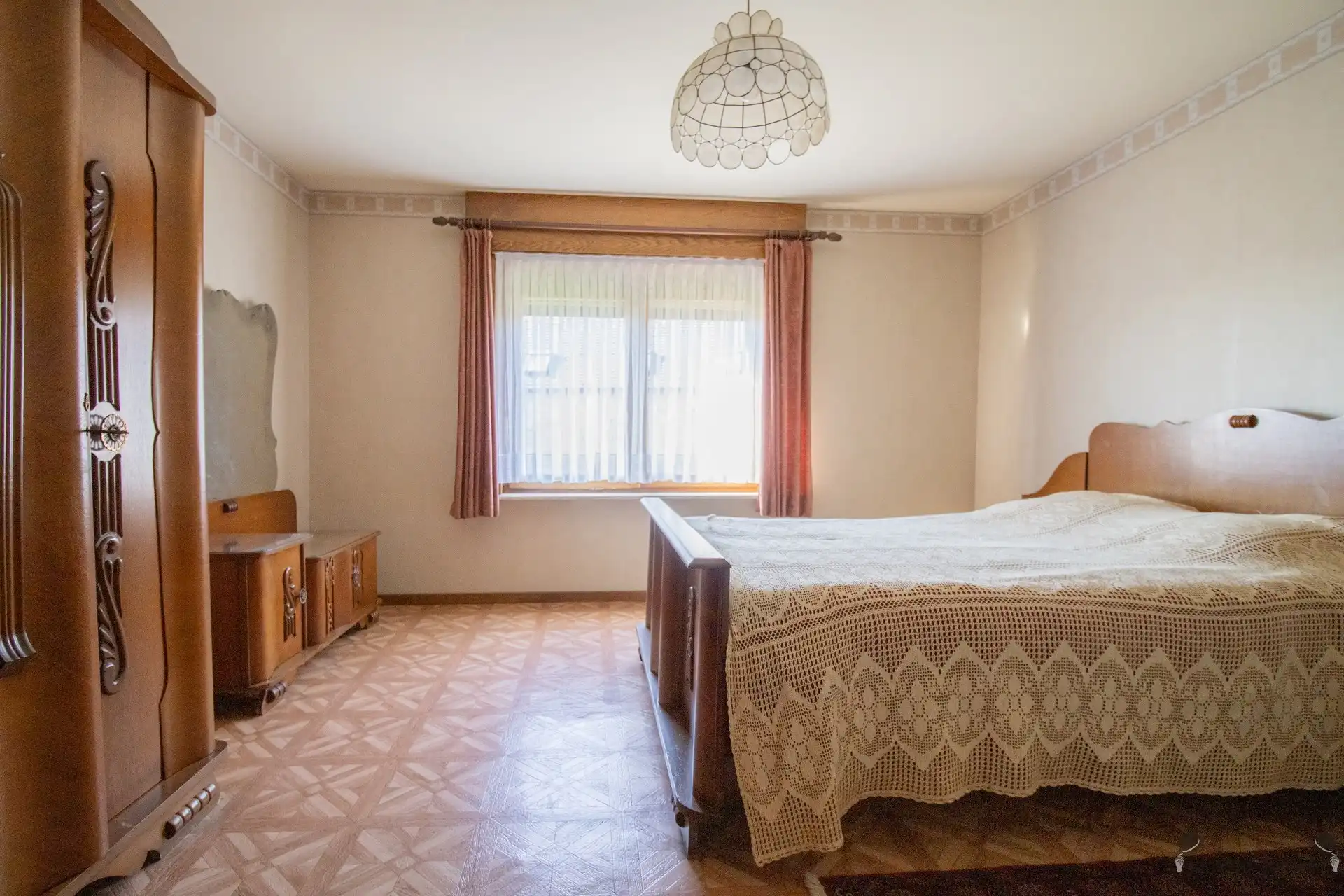 Ruime op te frissen woning met 4 slaapkamers en ruime garage op 1.276 m² foto 13