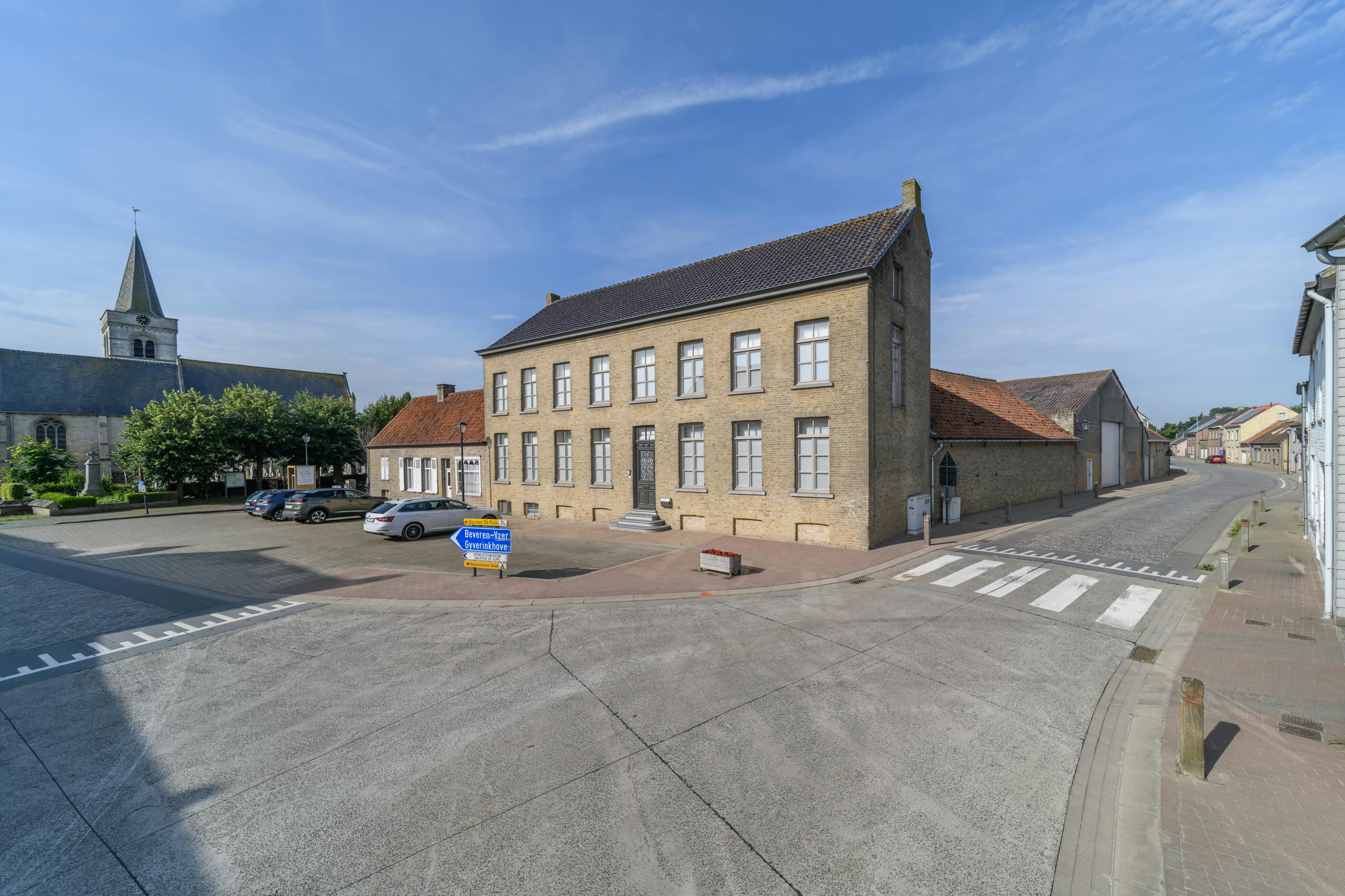 Herenhuis met ruime garage te koop in Izenberge. foto 12