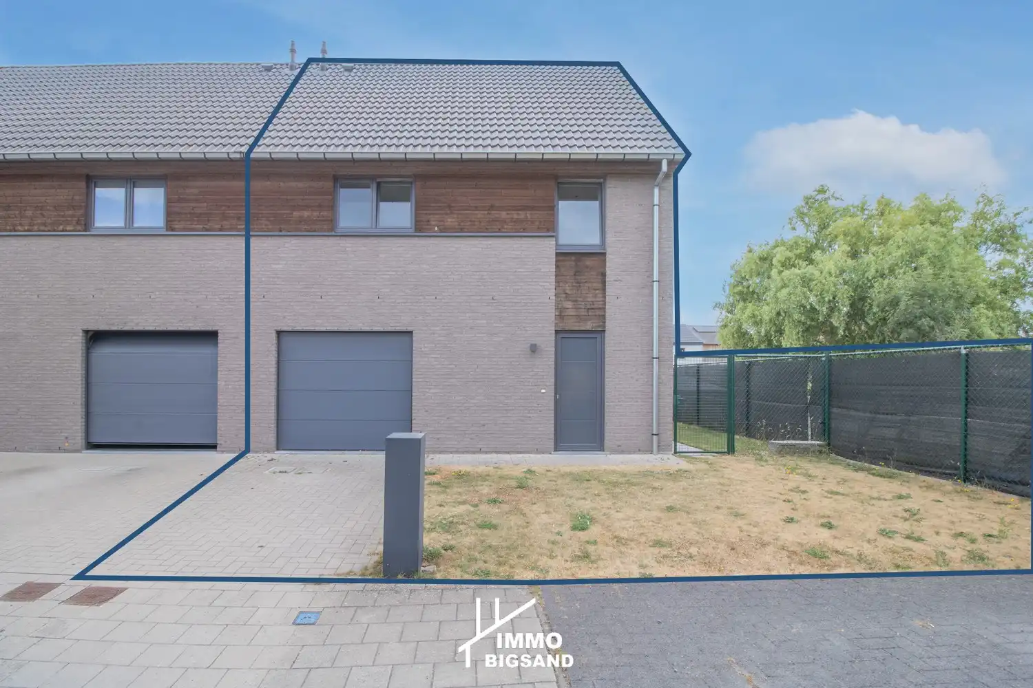 Halfopen nieuwbouwwoning te koop in rustige woonwijk met 4 slaapkamers (mogelijkheid 5 slaapkamers) foto {{pictureIndex}}