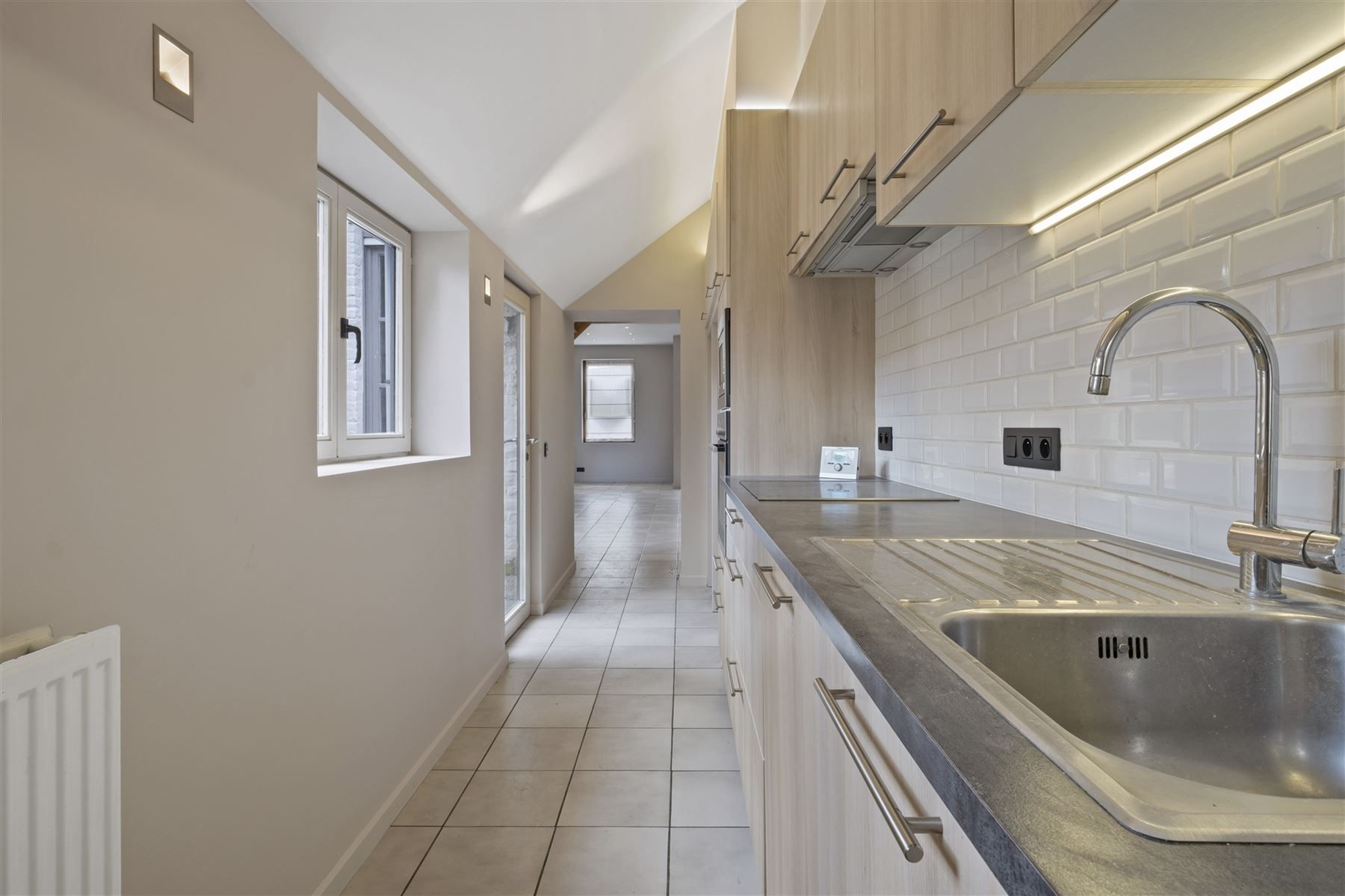 Mooie gerenoveerde woning met 3 slaapkamers en onderhoudsvriendelijke tuin foto 12