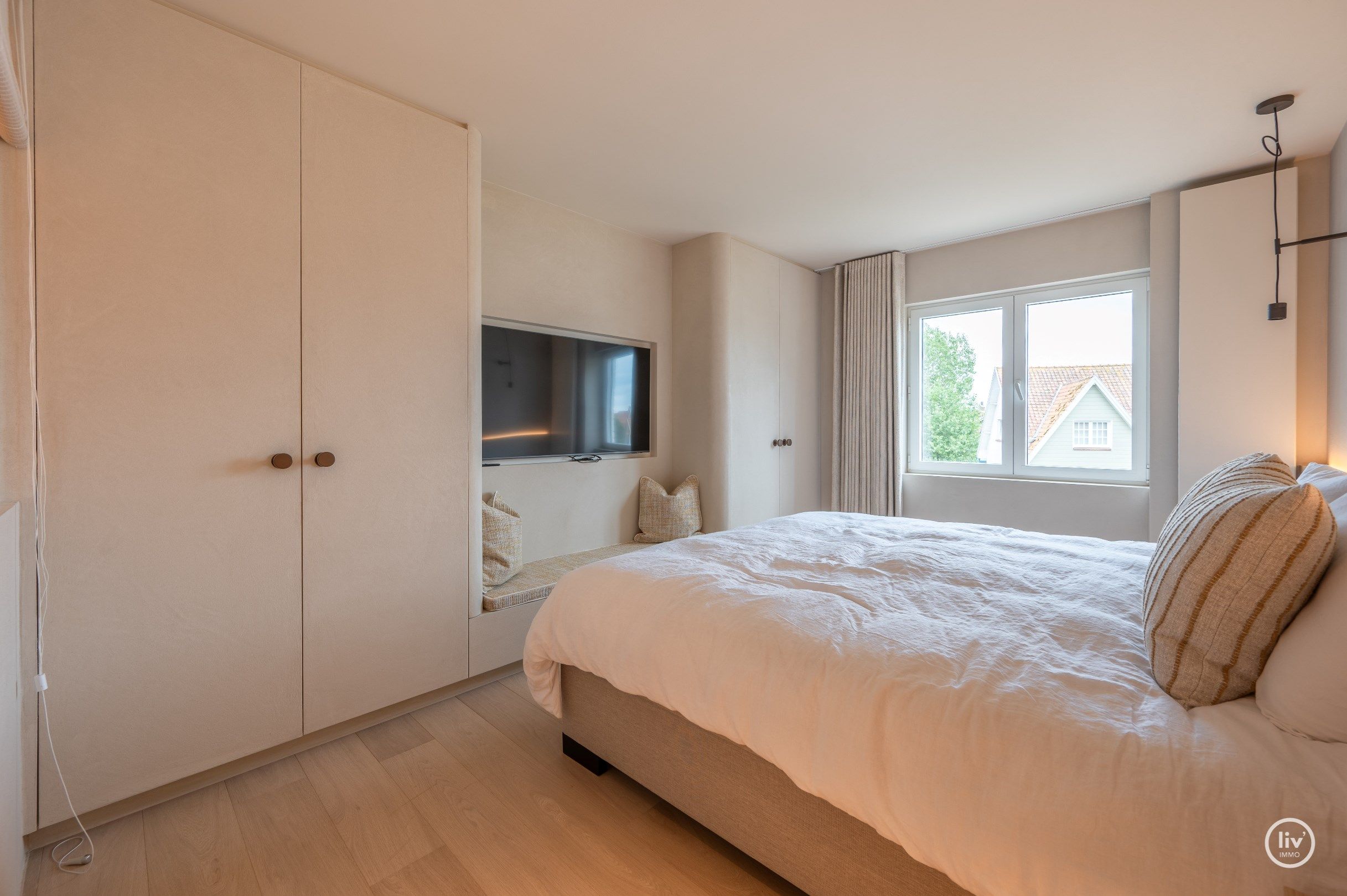 Luxueus gerenoveerd en tevens zuidgericht hoekappartement in een villa residentie te Kustlaan gelegen op 50m van de zeedijk. Open zicht ! garage mogelijk in het foto 28