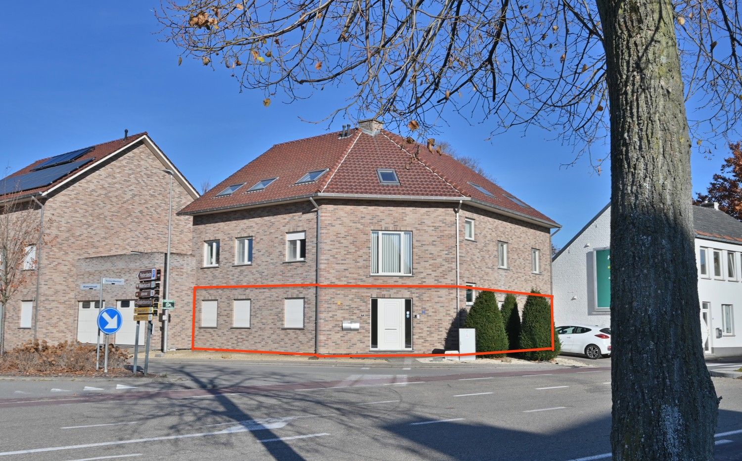 Royaal gelijkvloersappartement met 2 slaapkamers en inpandige garage, nabij het centrum van Lanaken foto {{pictureIndex}}