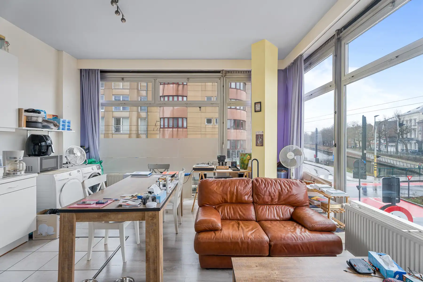 Hoofdfoto van de publicatie: Hoekstudio met panoramisch zicht op de Coupure