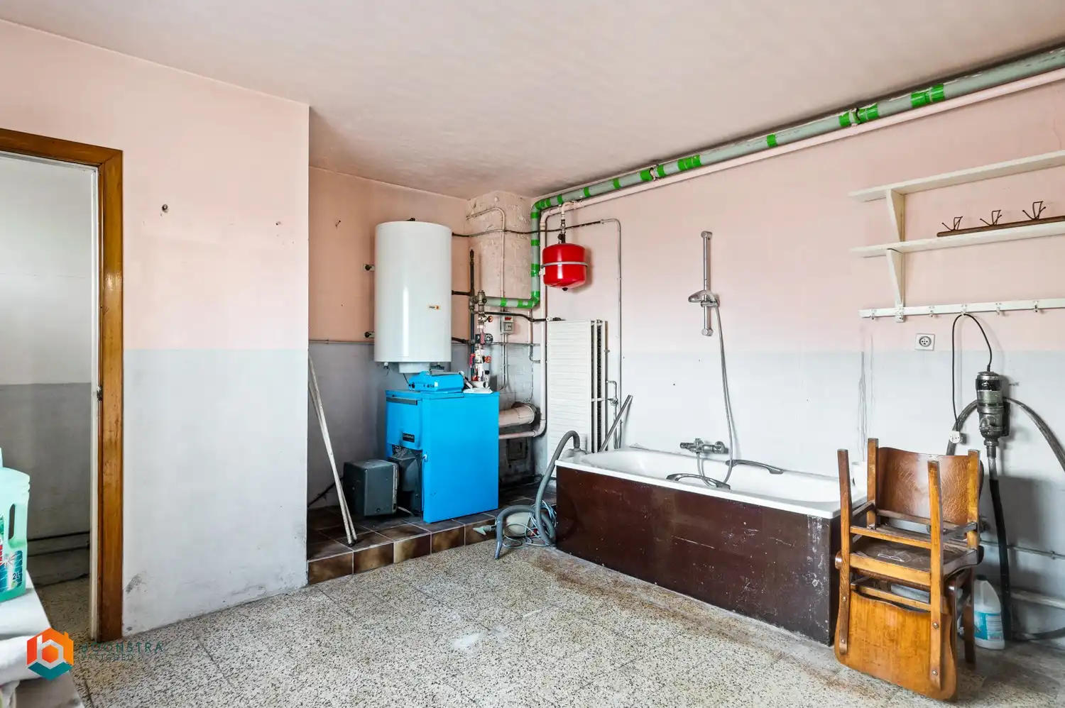 Te renoveren woning met 3 slpkrs en 2 garages in Berlaar-Heikant foto 12