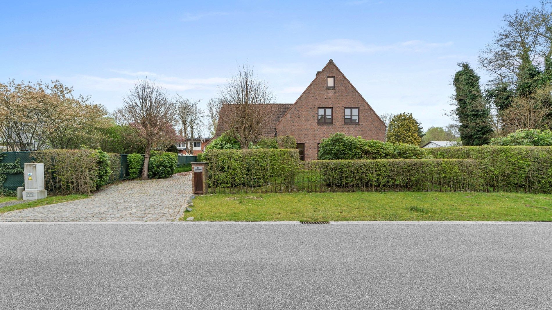 Zeer degelijk gebouwde woning met 3/5 slpks in een doodlopende straat in het centrum ! foto {{pictureIndex}}