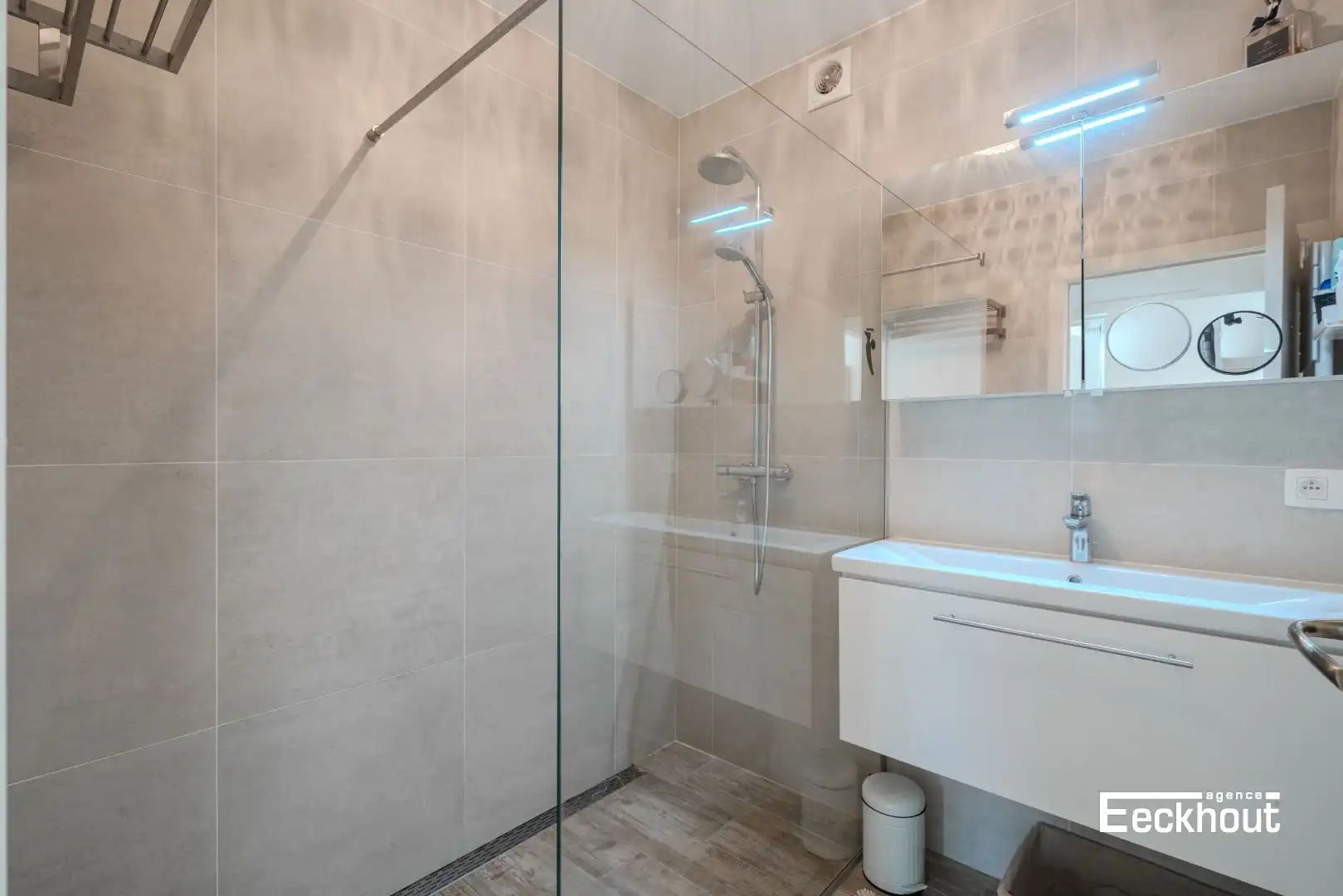 Gerenoveerd appartement met uitzonderlijk groot terras! foto 14