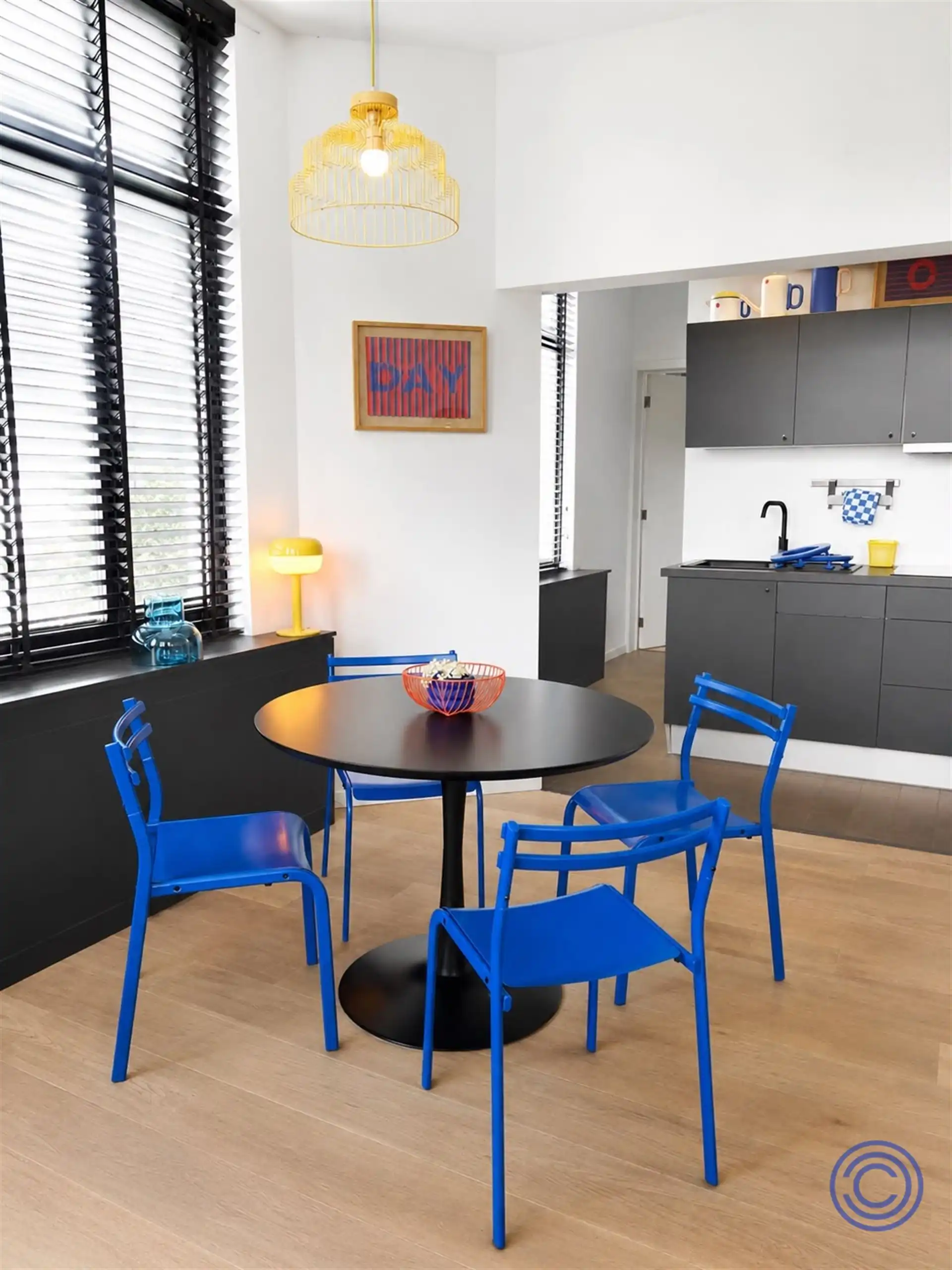 Een gezellig, volledig gemeubeld appartement op een toplocatie op het bruisende Zuid, met terras en mooi zicht op de Marnixplaats. foto 5